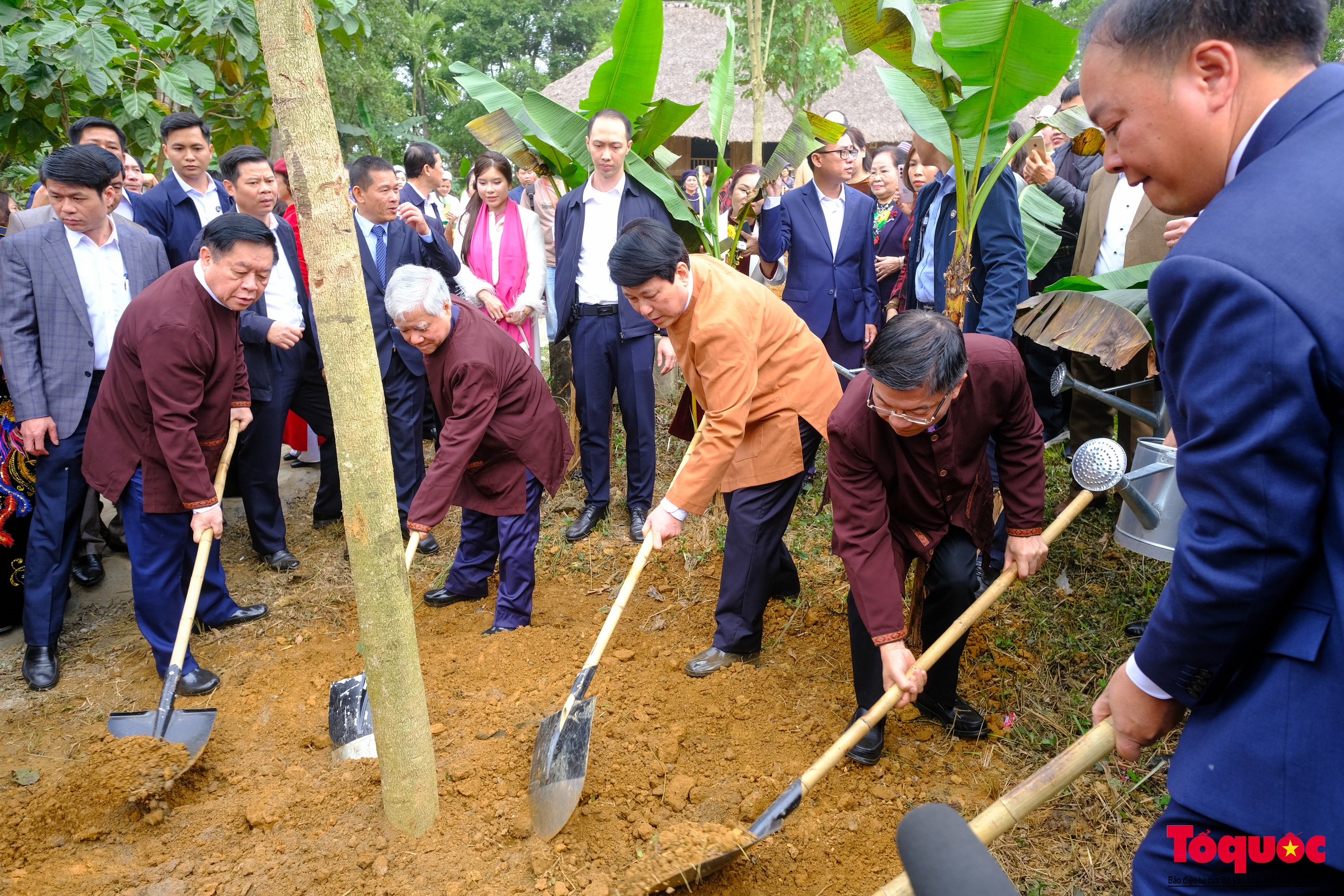 Chủ tịch nước mặc áo nâu thực hiện nghi thức mở xá cày đầu tiên mừng lúa mới - Ảnh 15.