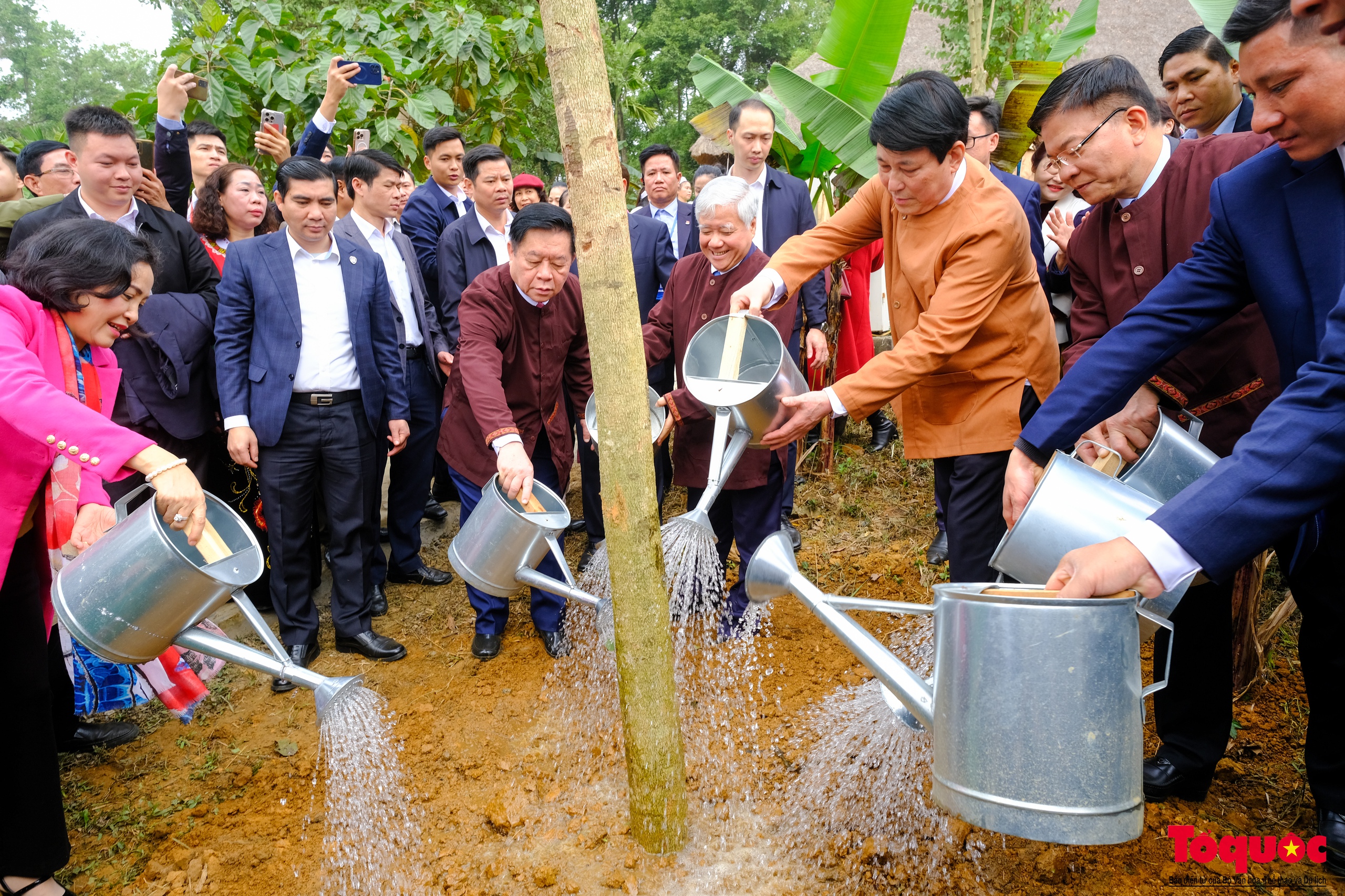 Chủ tịch nước mặc áo nâu thực hiện nghi thức mở xá cày đầu tiên mừng lúa mới - Ảnh 16.