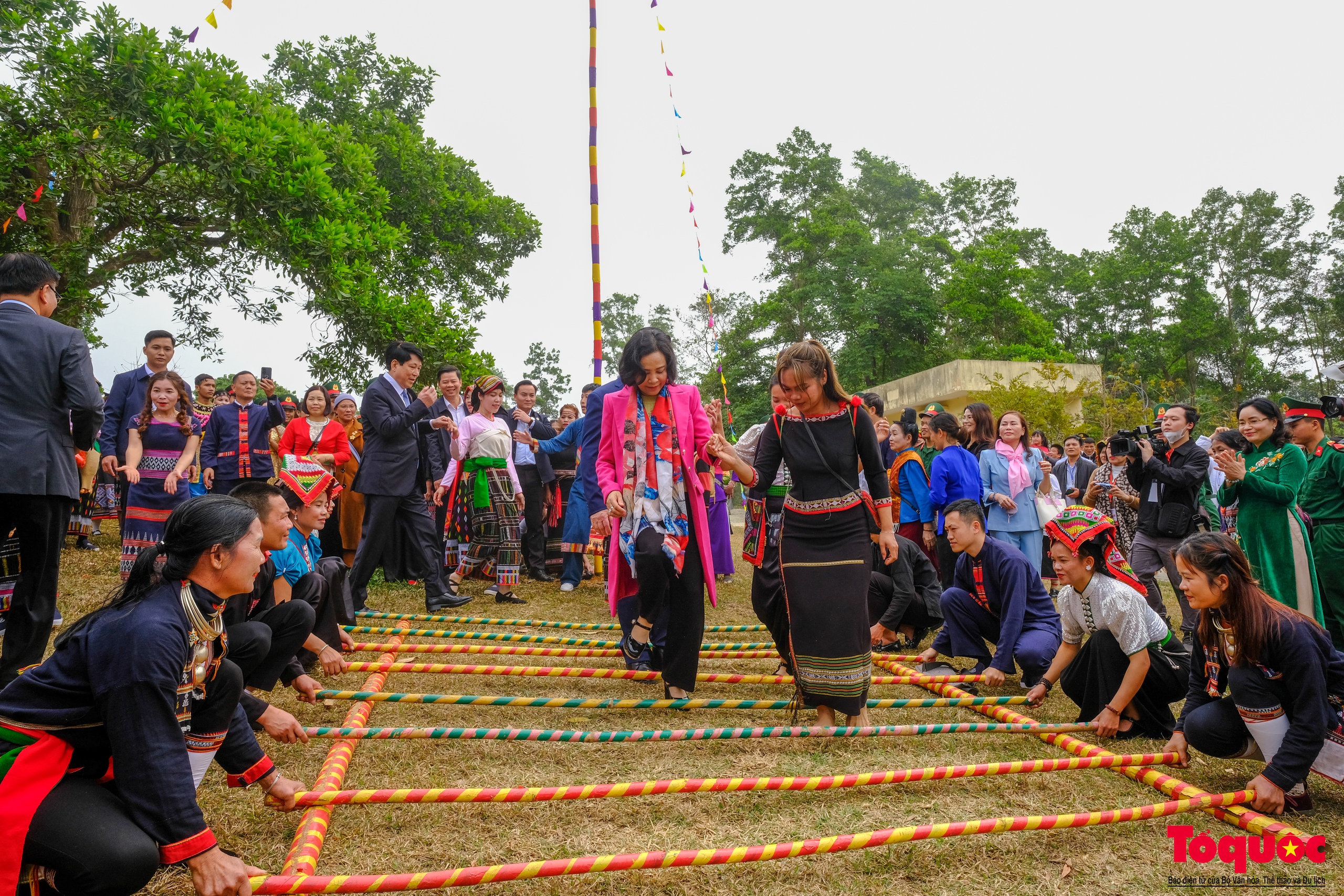 Chủ tịch nước mặc áo nâu thực hiện nghi thức mở xá cày đầu tiên mừng lúa mới - Ảnh 19.