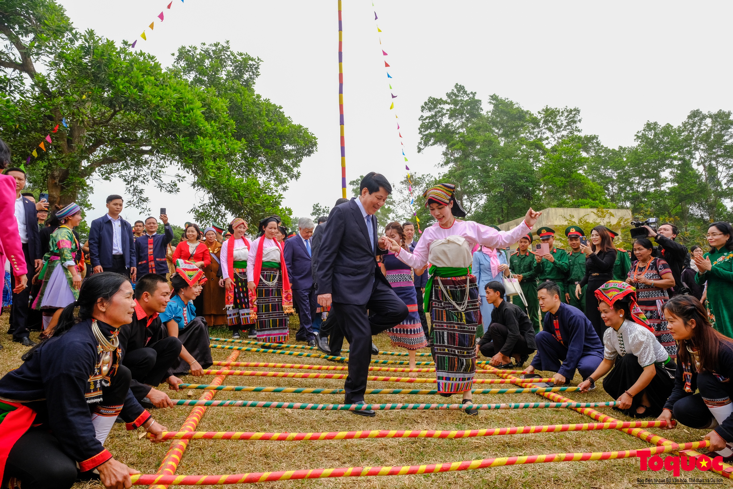 Chủ tịch nước mặc áo nâu thực hiện nghi thức mở xá cày đầu tiên mừng lúa mới - Ảnh 18.