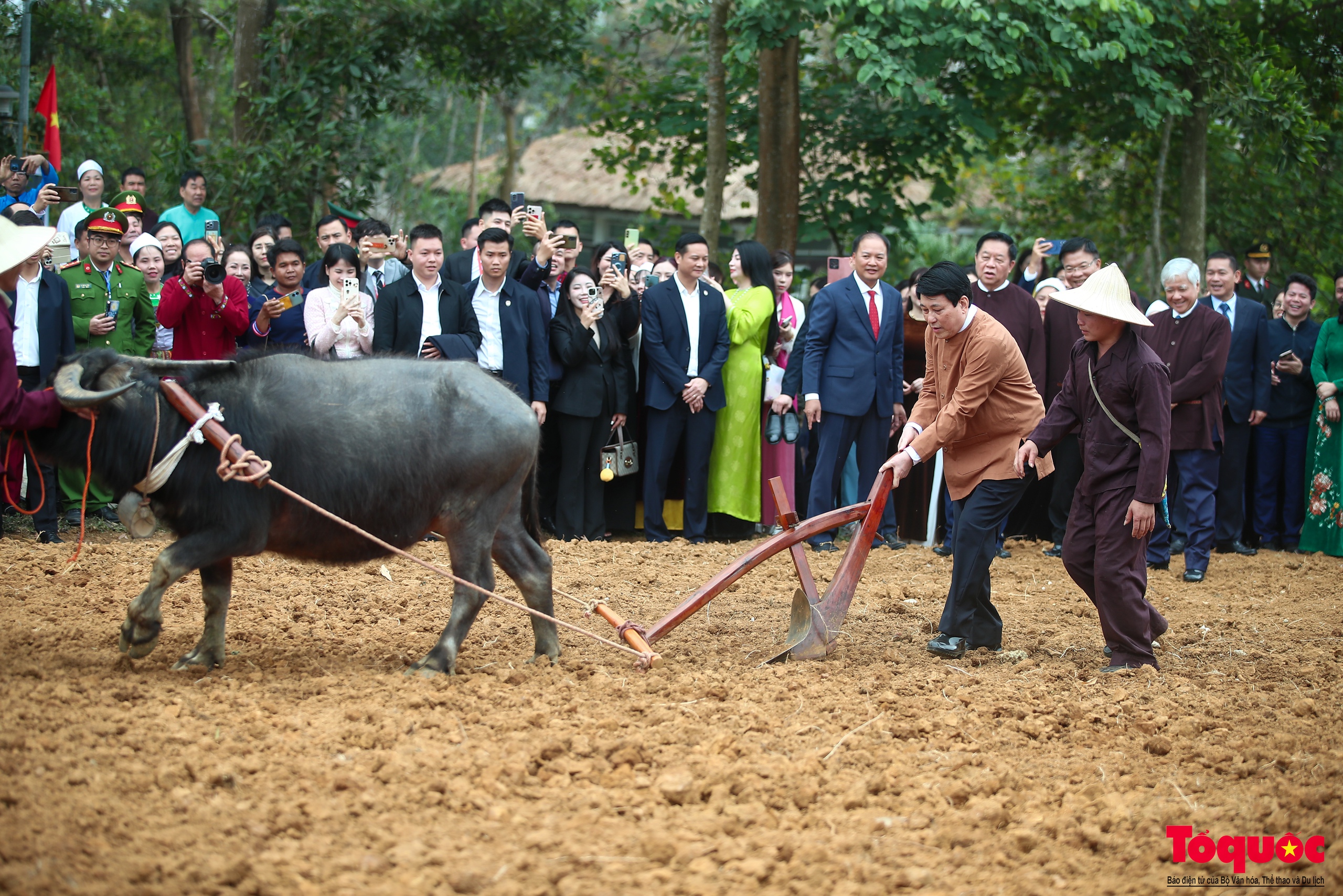 Chủ tịch nước mặc áo nâu thực hiện nghi thức mở xá cày đầu tiên mừng lúa mới - Ảnh 11.