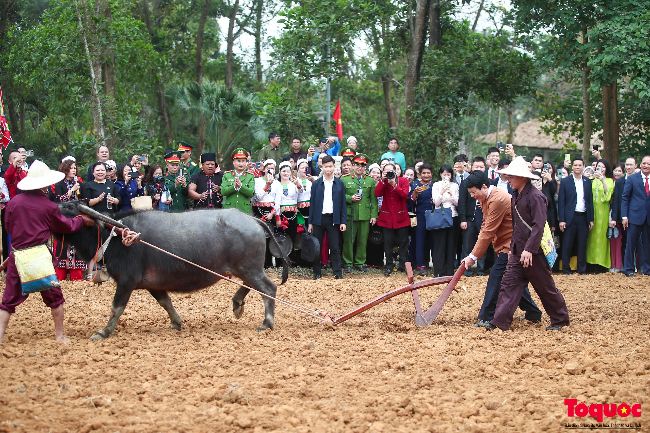 Chủ tịch nước mặc áo nâu thực hiện nghi thức mở xá cày đầu tiên mừng lúa mới - Ảnh 9.