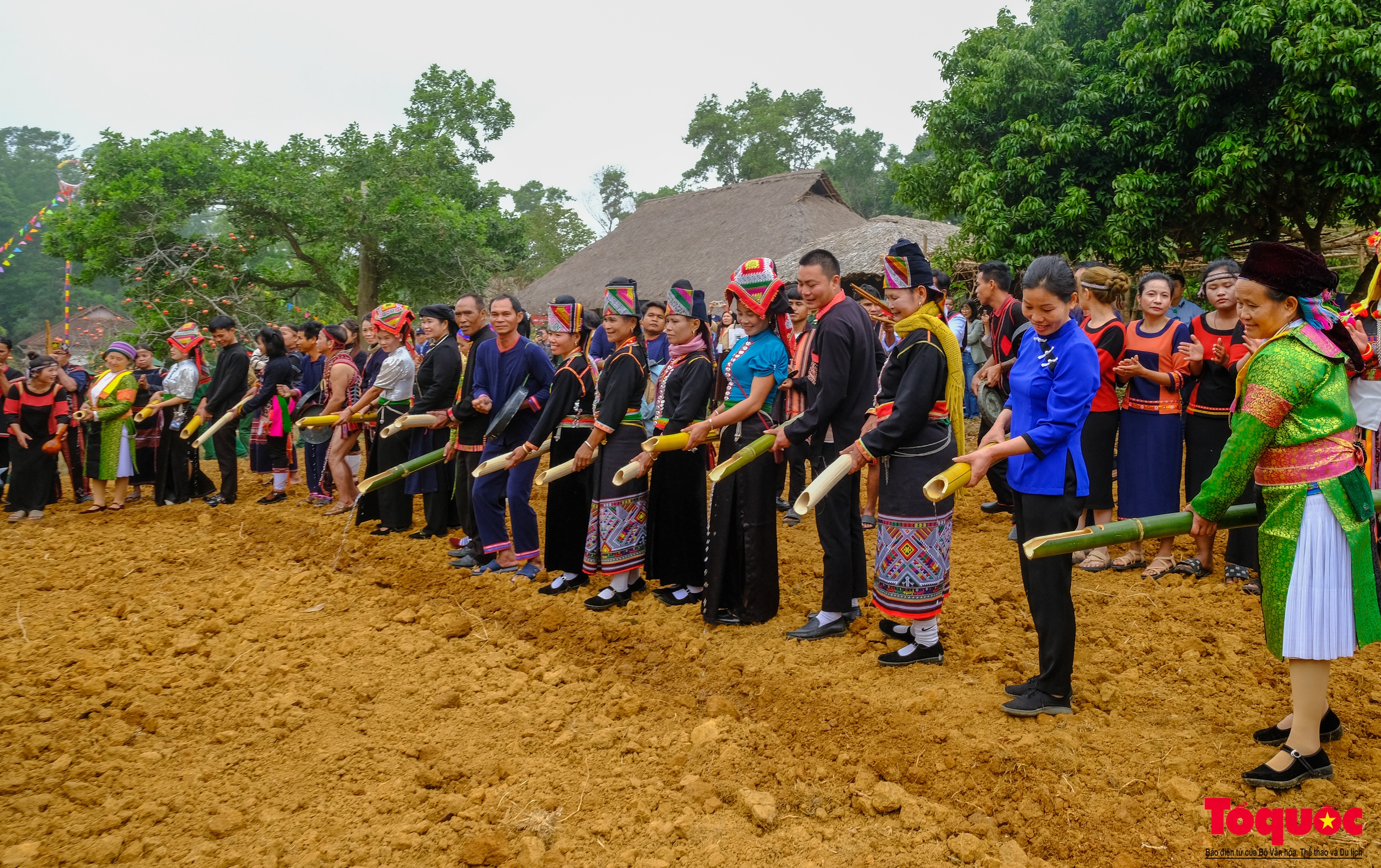 Chủ tịch nước mặc áo nâu thực hiện nghi thức mở xá cày đầu tiên mừng lúa mới - Ảnh 13.