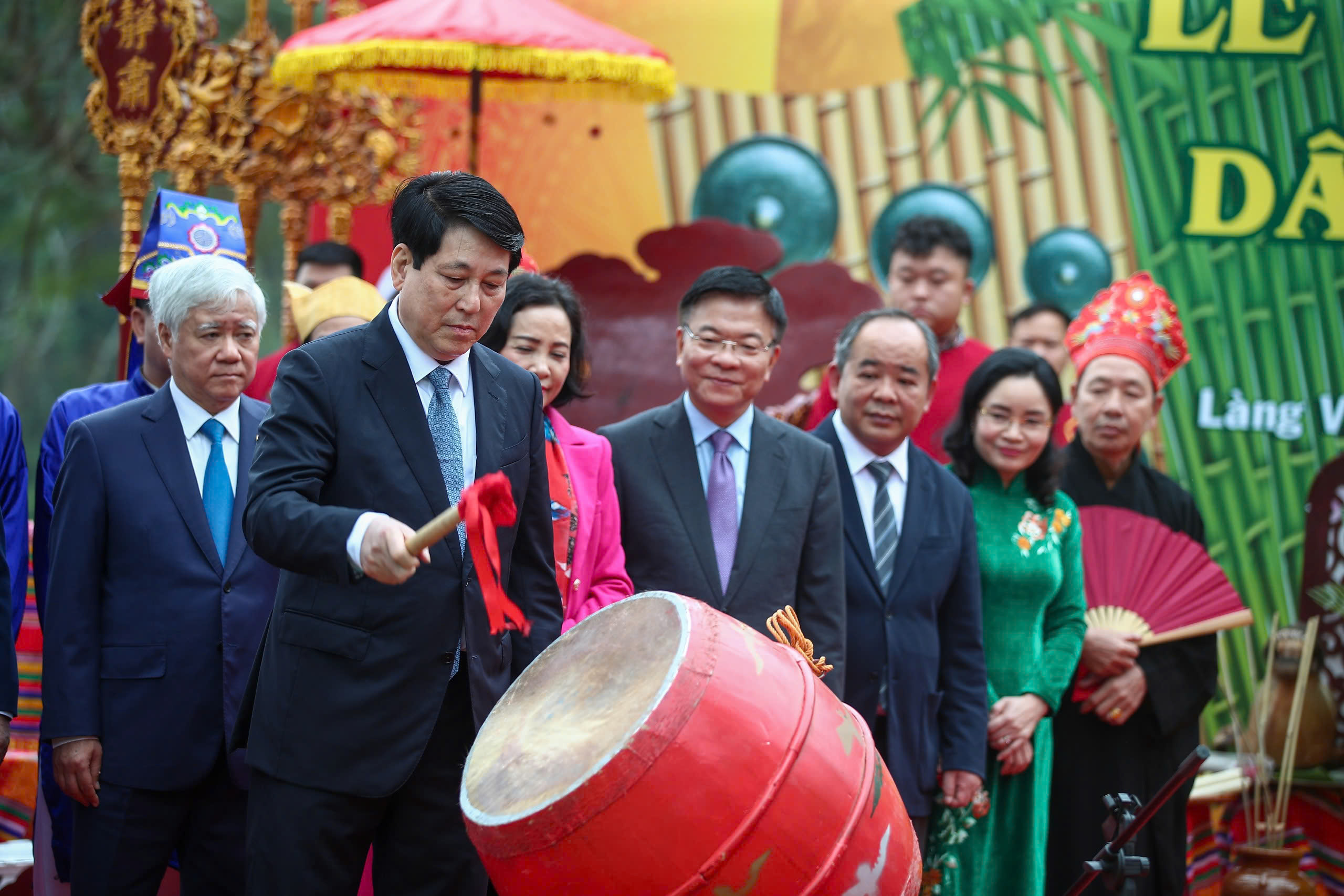 ប្រធាន ហ្លួង ឃ្យុង៖ ថែរក្សានិងស៊ីជម្រៅនូវតម្លៃវប្បធម៌ជាតិ រួបរួម និងរួមដំណើរគ្នាទៅវិញទៅមកក្នុងបុព្វហេតុកសាង និងអភិវឌ្ឍន៍ជាតិ - រូបថត ៥. Chủ tịch nước Lương Cường: Giữ gìn và làm sâu sắc hơn những giá trị văn hóa dân tộc, đoàn kết và đồng hành trong công cuộc xây dựng và phát triển đất nước - Ảnh 5.