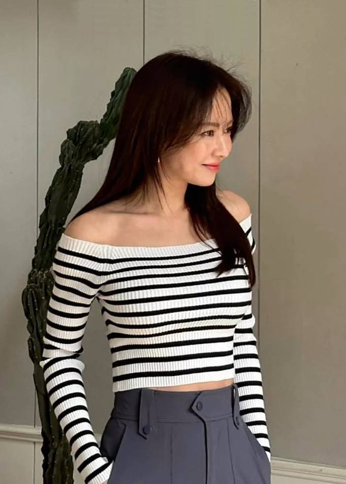 Ngoài 40 tuổi, Song Ji Hyo trẻ trung từ kiểu tóc tới phong cách thời trang- Ảnh 12.