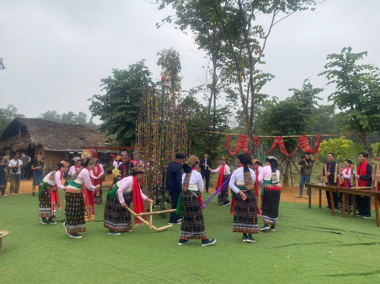 Återuppförande av den unika Kin Chieng Boọc-majceremonin för det thailändska folket i Thanh Hoa - Foto 6. Tái hiện lễ Kin Chiêng Boọc Mạy đặc sắc của đồng bào Thái xứ Thanh - Ảnh 6.