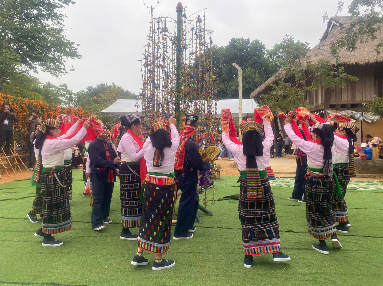 Återuppförande av den unika Kin Chieng Boọc-majceremonin för det thailändska folket i Thanh Hoa - Foto 8. Tái hiện lễ Kin Chiêng Boọc Mạy đặc sắc của đồng bào Thái xứ Thanh - Ảnh 8.