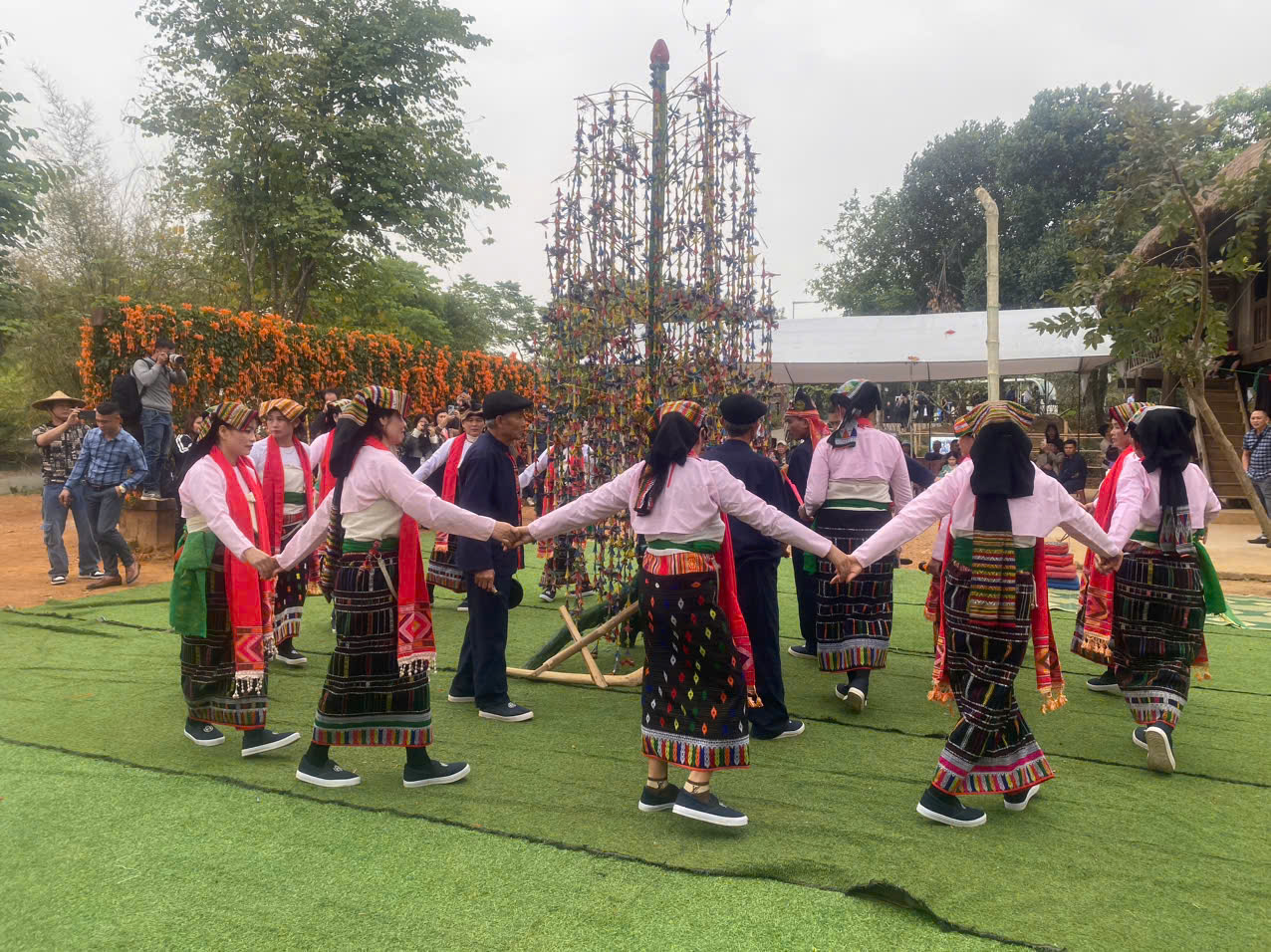 Återuppförande av den unika Kin Chieng Boọc-majceremonin för det thailändska folket i Thanh Hoa - Foto 7. Tái hiện lễ Kin Chiêng Boọc Mạy đặc sắc của đồng bào Thái xứ Thanh - Ảnh 7.