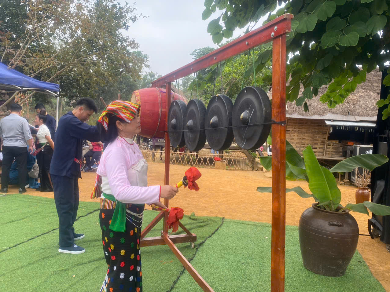 Återuppförande av den unika Kin Chieng Boọc-majceremonin för det thailändska folket i Thanh Hoa - Foto 5. Tái hiện lễ Kin Chiêng Boọc Mạy đặc sắc của đồng bào Thái xứ Thanh - Ảnh 5.