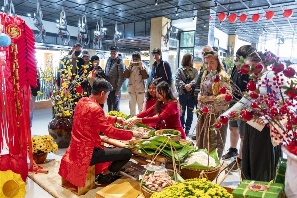 Ülke genelinde Ay Yeni Yılı'nda 12,5 milyon yerli turistin ağırlanması ve hizmet alması bekleniyor - Fotoğraf 1. Cả nước ước đón và phục vụ 12,5 triệu lượt khách du lịch nội địa dịp Tết Nguyên đán Ất Tỵ - Ảnh 1.