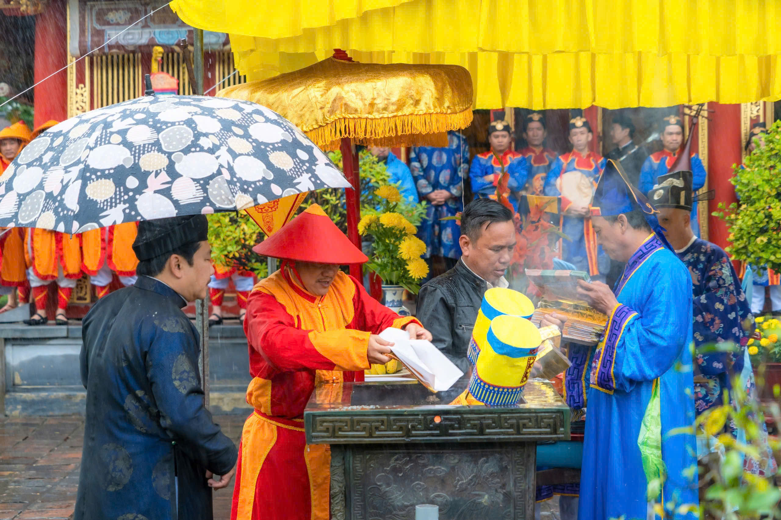 Hoàng cung Huế hạ nêu, khai ấn chúc xuân cho du khách - Ảnh 6.