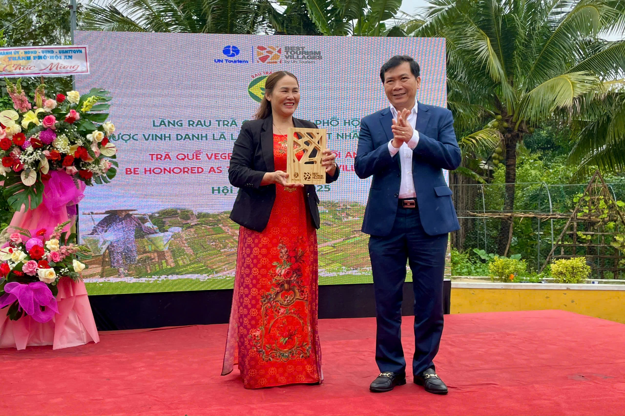 Utmärkelsen  Trao biểu trưng “Làng du lịch tốt nhất năm 2024” của UN Tourism cho làng rau Trà Quế - Ảnh 1.