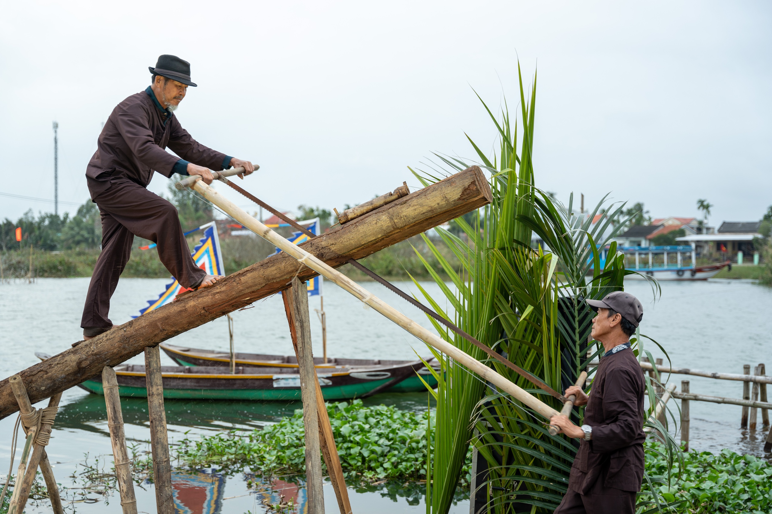 Du khách hào hứng trải nghiệm đan thúng, dệt chiếu…tại ngày hội làng nghề truyền thống Kim Bồng - Ảnh 7.