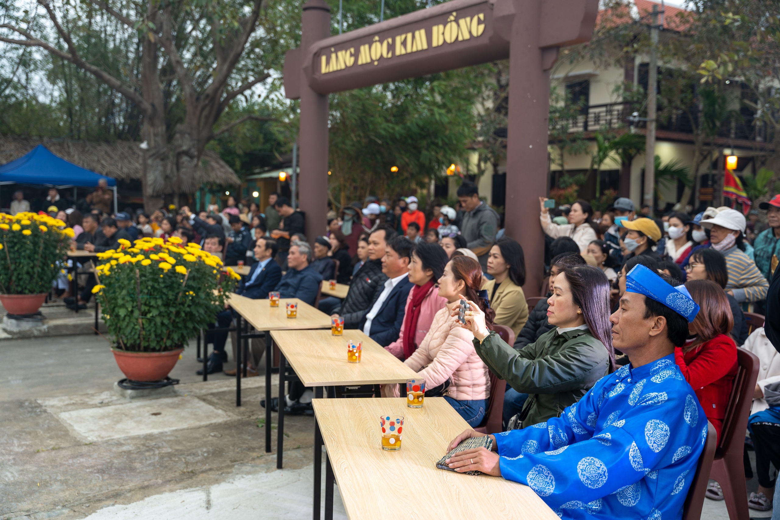 Du khách hào hứng trải nghiệm đan thúng, dệt chiếu…tại ngày hội làng nghề truyền thống Kim Bồng - Ảnh 2.