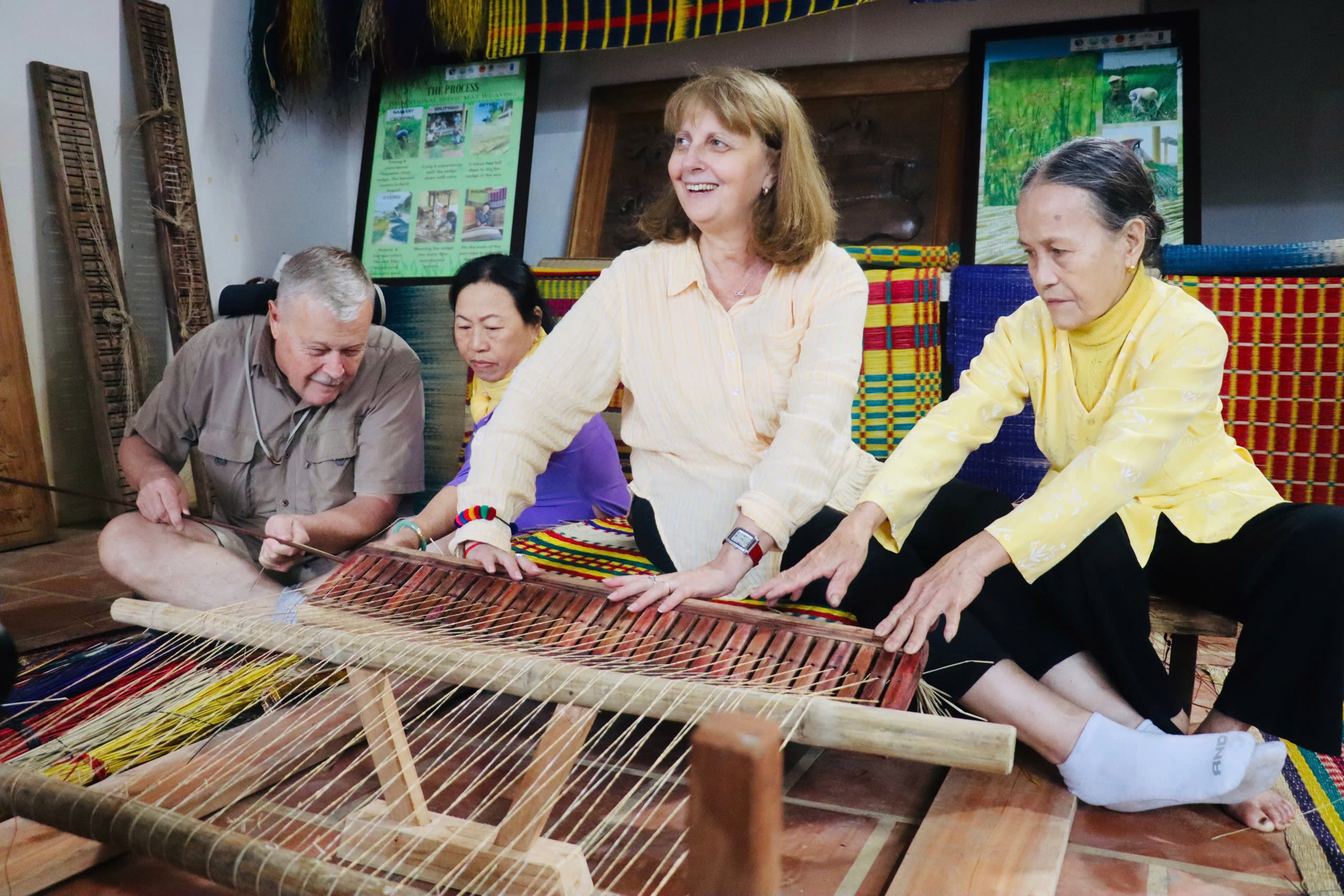 Du khách hào hứng trải nghiệm đan thúng, dệt chiếu…tại ngày hội làng nghề truyền thống Kim Bồng - Ảnh 10.