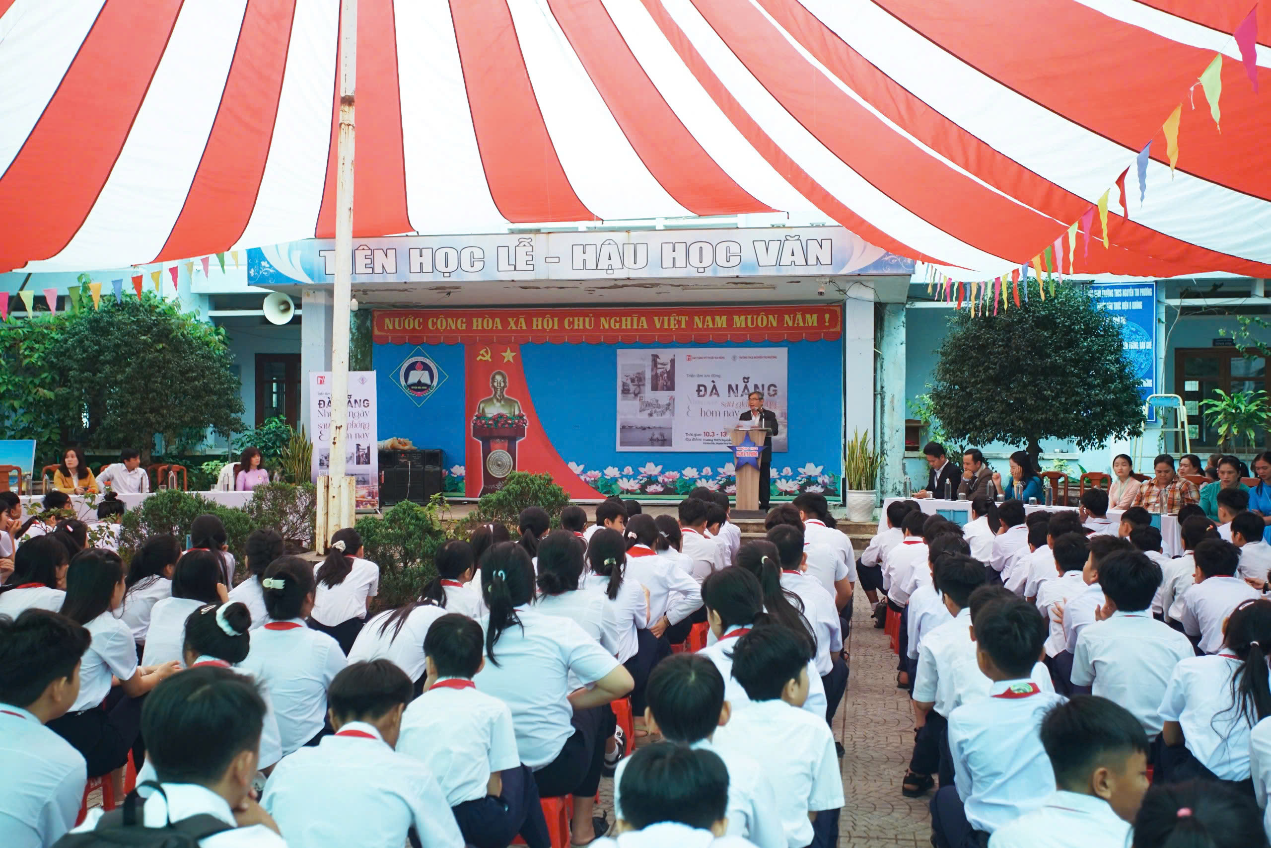 Triển lãm mỹ thuật “Đà Nẵng những ngày sau giải phóng và hôm nay” - Ảnh 1.