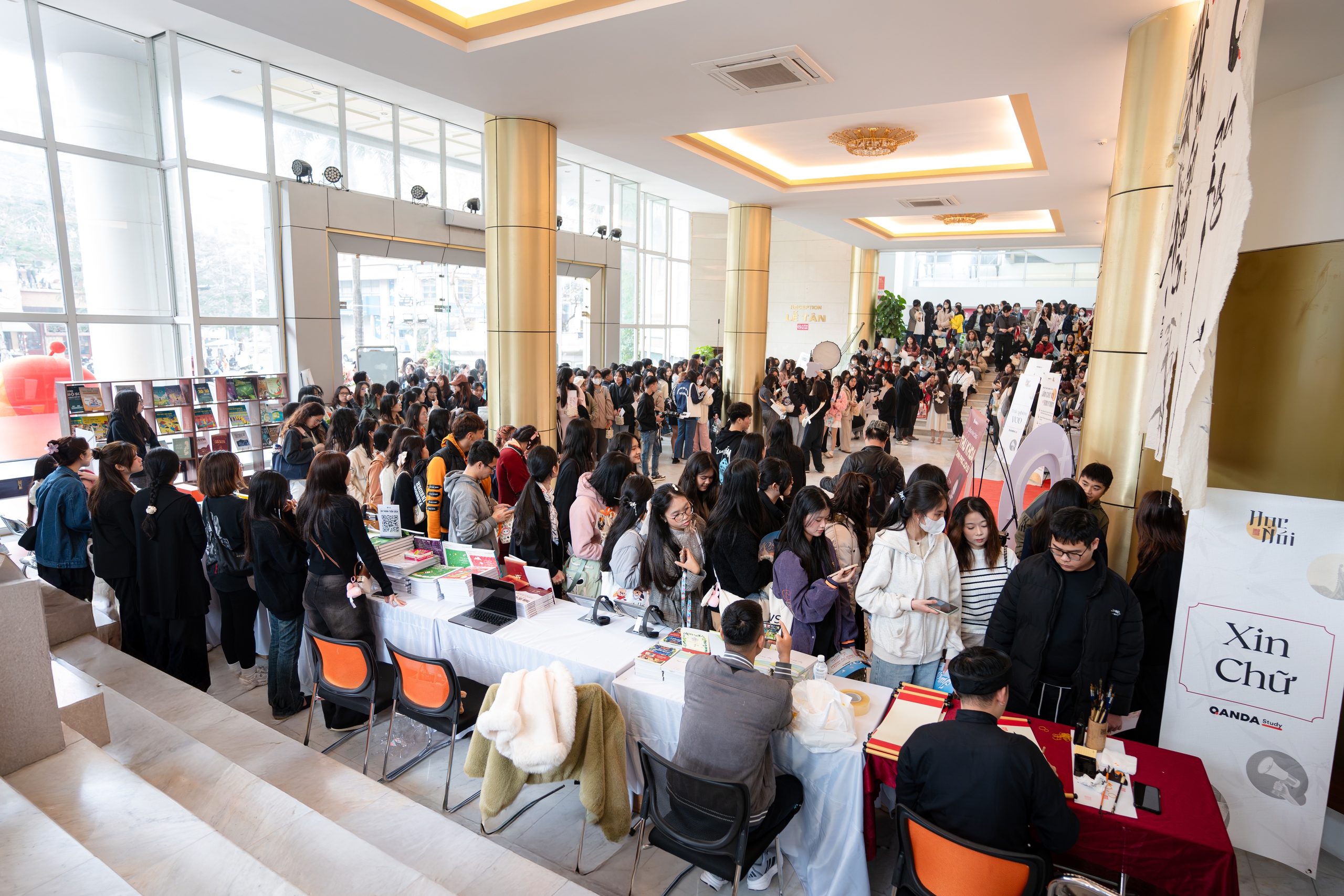 Učení se mluvení - kurz, který buduje u studentů sebevědomí v komunikaci - Foto 1. Học nói - lớp học tạo sự tự tin trong giao tiếp cho học sinh, sinh viên - Ảnh 1.