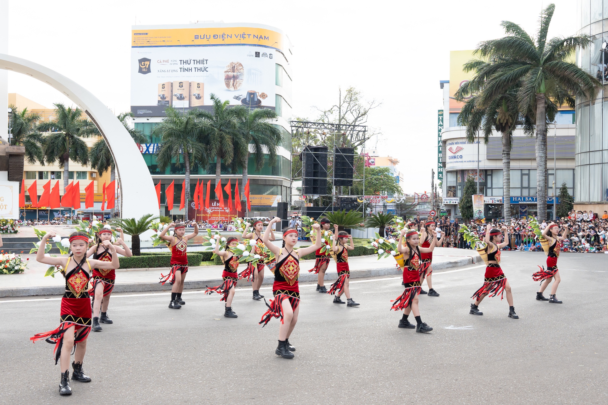 Đậm đà bản sắc Tây Nguyên trong Lễ hội Đường phố 2025 “Buôn Ma Thuột - Điểm đến của cà phê thế giới&quot; - Ảnh 9.