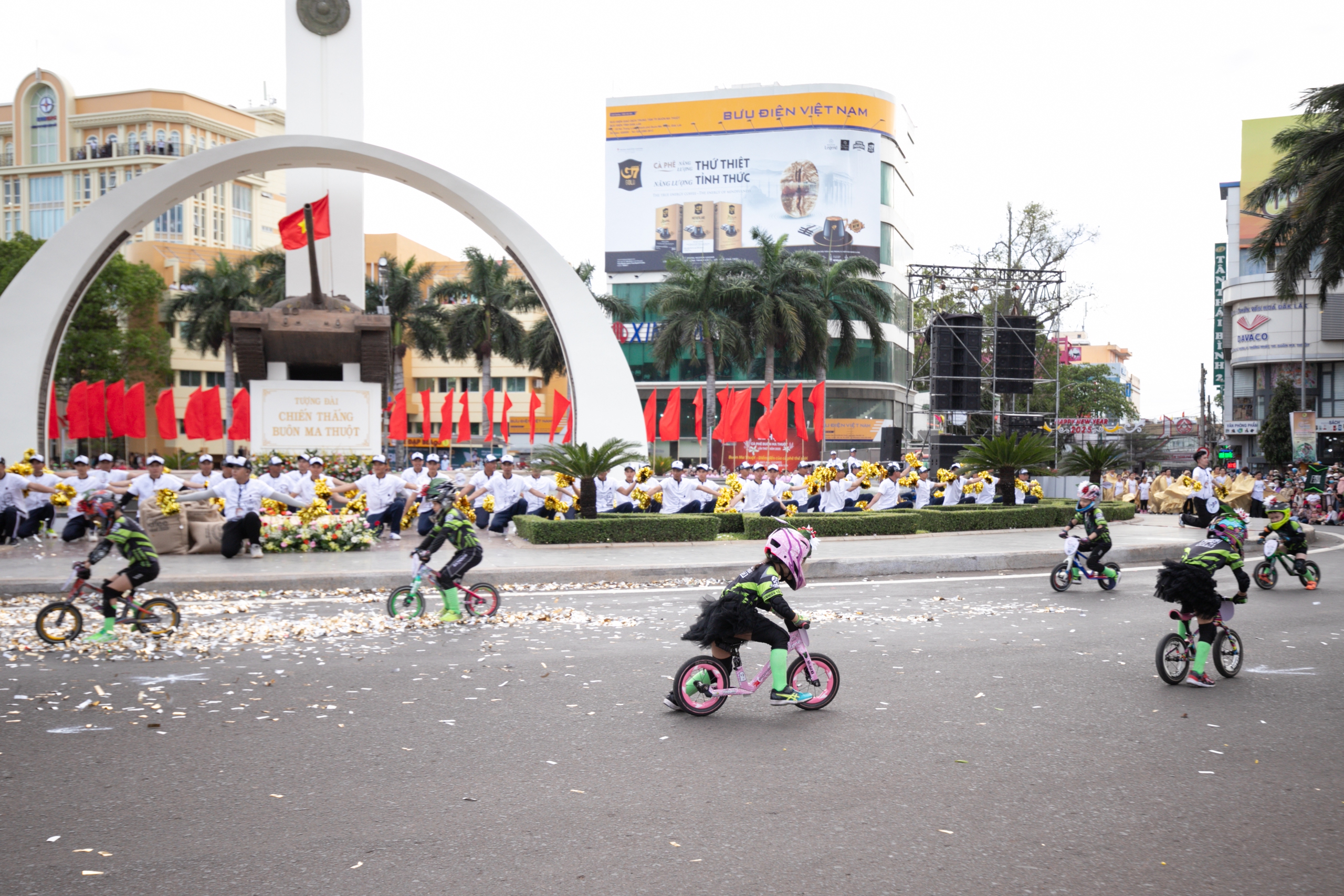 Đậm đà bản sắc Tây Nguyên trong Lễ hội Đường phố 2025 “Buôn Ma Thuột - Điểm đến của cà phê thế giới&quot; - Ảnh 12.