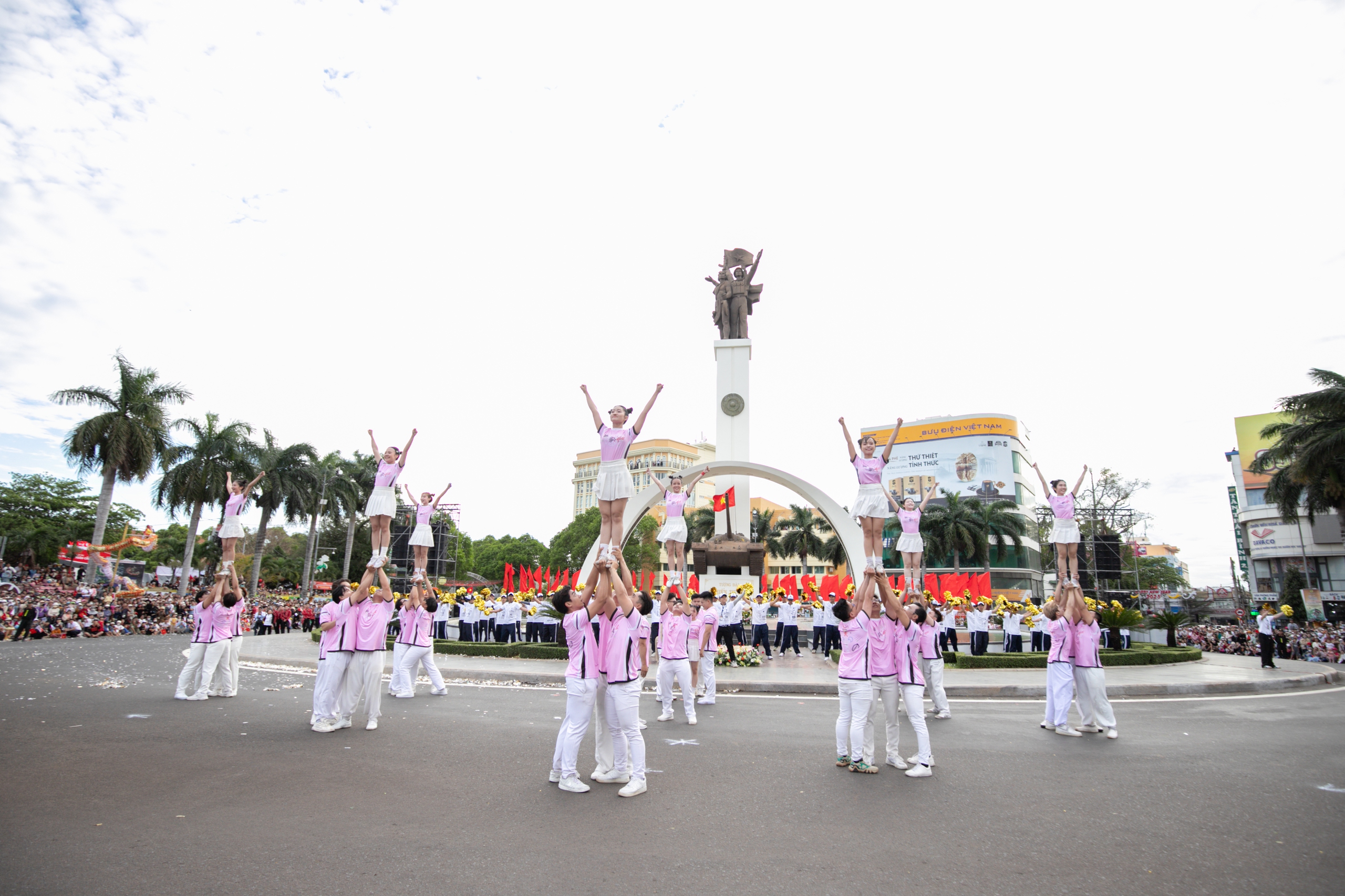 Đậm đà bản sắc Tây Nguyên trong Lễ hội Đường phố 2025 “Buôn Ma Thuột - Điểm đến của cà phê thế giới&quot; - Ảnh 13.