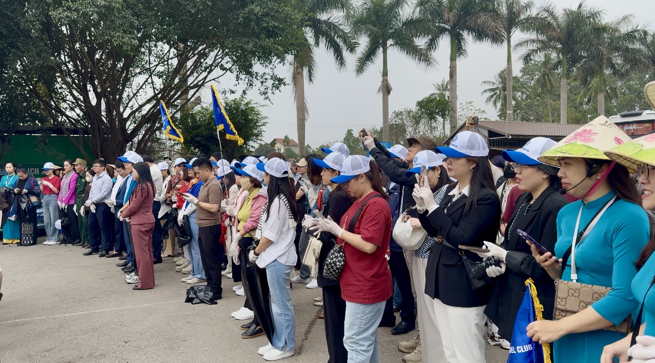 Téměř 200 turistických podniků se spojilo, aby chránilo životní prostředí ve starobylé vesnici Duong Lam - Foto 2. Gần 200 doanh nghiệp du lịch chung tay bảo vệ môi trường tại Làng cổ Đường Lâm - Ảnh 2.