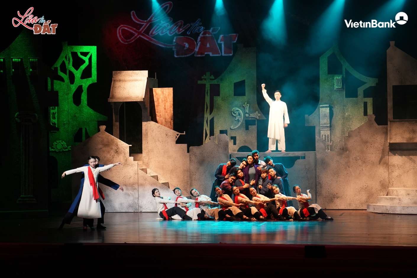 뮤지컬 Vở nhạc kịch “Lửa từ Đất”: Thành công từ đêm diễn đầu tiên - Ảnh 2.