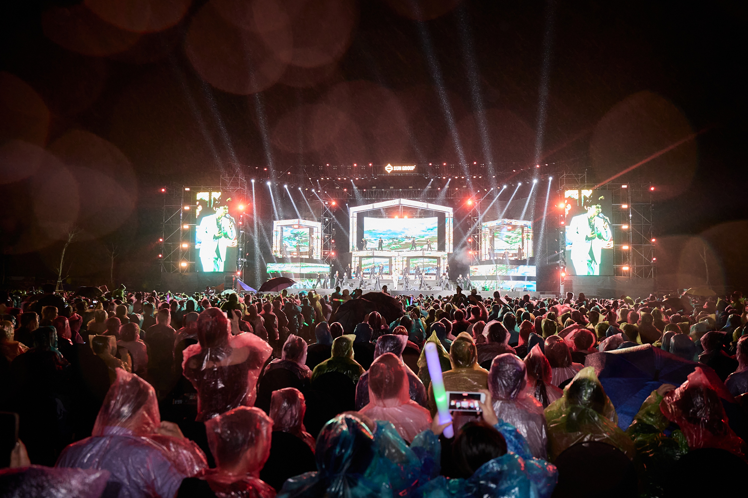 Ha Nam, yağmur altında düzenlenen Hà Nam "bùng cháy" với đêm nhạc "Rising Star" dưới mưa, khai màn cho Hà Nam Music Festival 2025
- Ảnh 6.