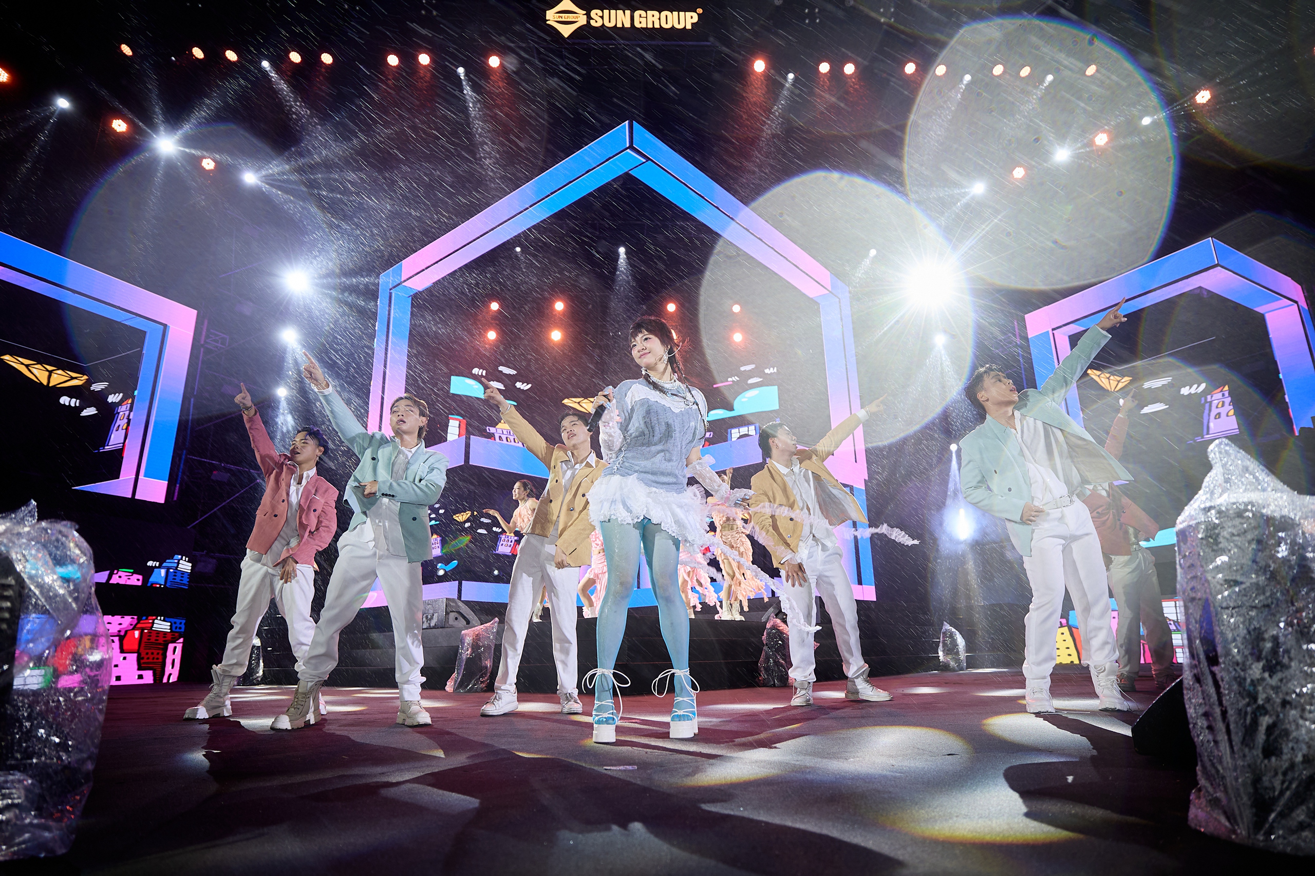 Ha Nam, yağmur altında düzenlenen Hà Nam "bùng cháy" với đêm nhạc "Rising Star" dưới mưa, khai màn cho Hà Nam Music Festival 2025
- Ảnh 3.