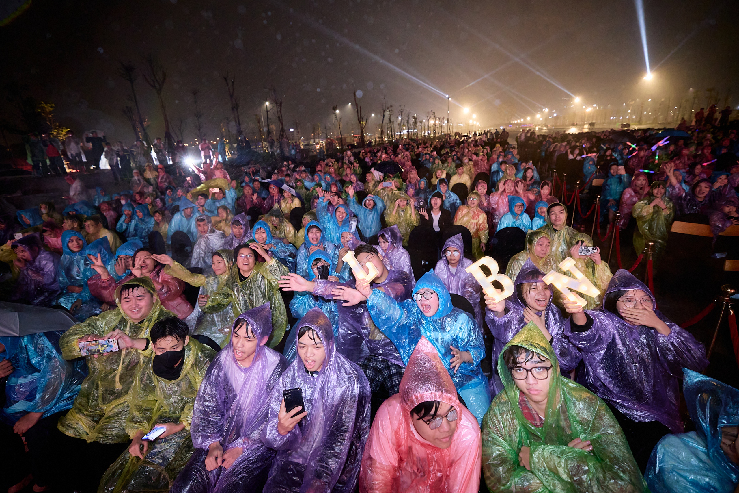 Ha Nam, yağmur altında düzenlenen Hà Nam "bùng cháy" với đêm nhạc "Rising Star" dưới mưa, khai màn cho Hà Nam Music Festival 2025
- Ảnh 5.