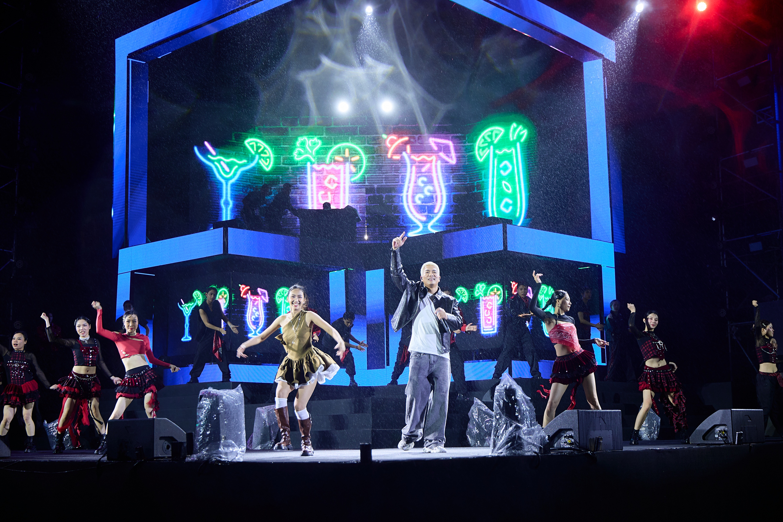 Ha Nam, yağmur altında düzenlenen Hà Nam "bùng cháy" với đêm nhạc "Rising Star" dưới mưa, khai màn cho Hà Nam Music Festival 2025
- Ảnh 4.