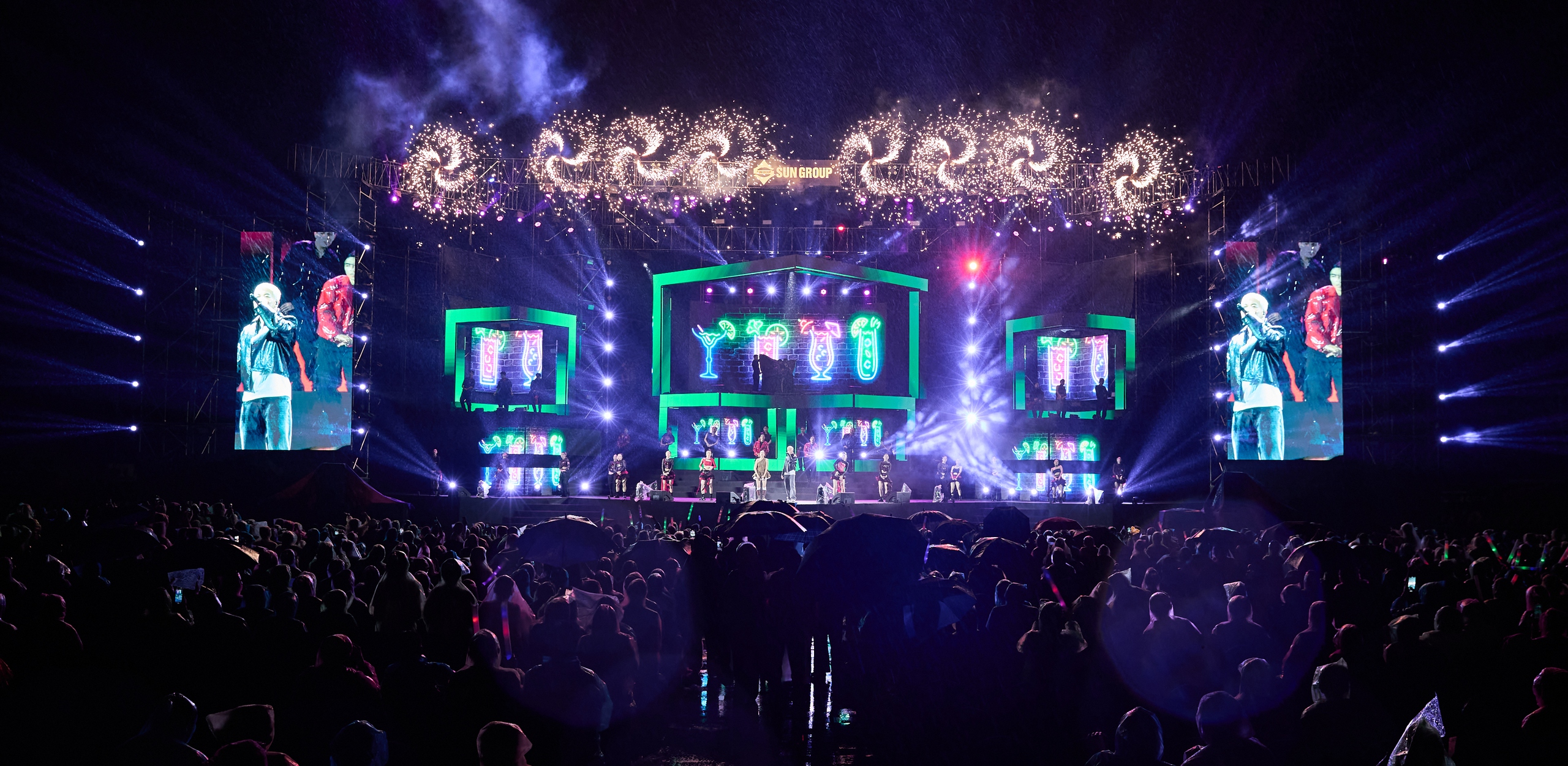 Ha Nam, yağmur altında düzenlenen Hà Nam "bùng cháy" với đêm nhạc "Rising Star" dưới mưa, khai màn cho Hà Nam Music Festival 2025
- Ảnh 1.