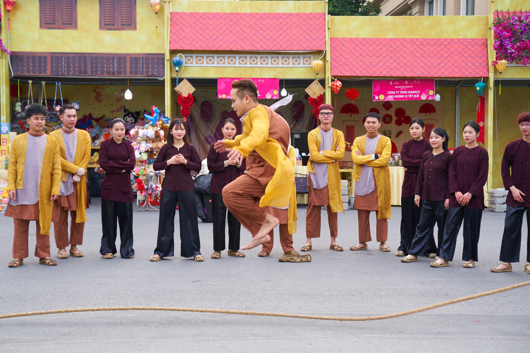 En «kickstart» Tet-sesong for unge mennesker etter 58 dager fordypet i den magiske verdenen til Vietnams største vårfestival – Bilde 3. Mùa Tết “bội thu” của giới trẻ sau 58 ngày đắm chìm trong thế giới diệu kỳ của Lễ hội Xuân lớn nhất Việt Nam - Ảnh 3.
