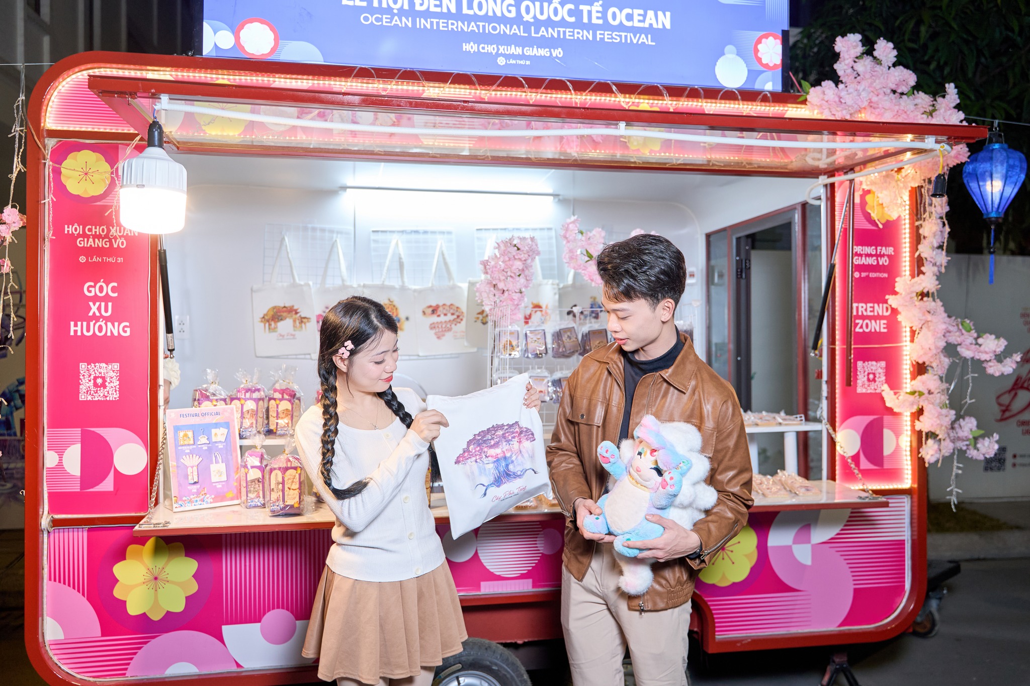 En «kickstart» Tet-sesong for unge mennesker etter 58 dager fordypet i den magiske verdenen til Vietnams største vårfestival – Bilde 4. Mùa Tết “bội thu” của giới trẻ sau 58 ngày đắm chìm trong thế giới diệu kỳ của Lễ hội Xuân lớn nhất Việt Nam - Ảnh 4.