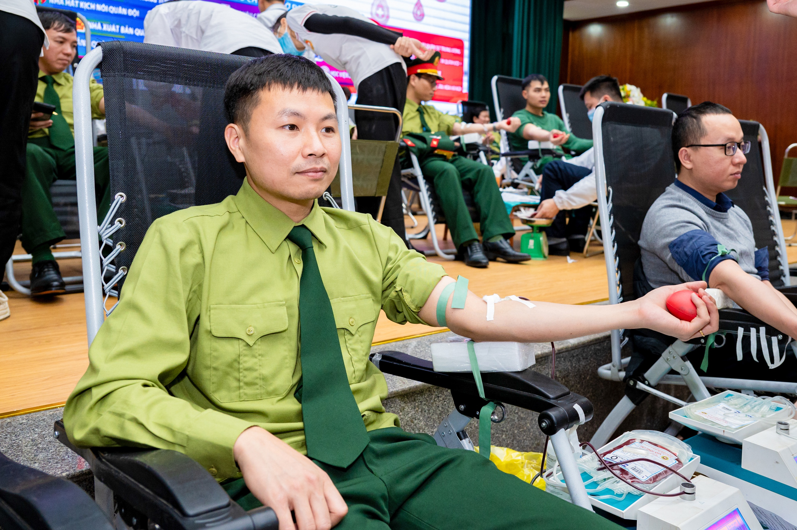 Lan tỏa tinh thần hiến máu cứu người tại ngày hội “Tháng Ba trao giọt hồng yêu thương” - Ảnh 12.