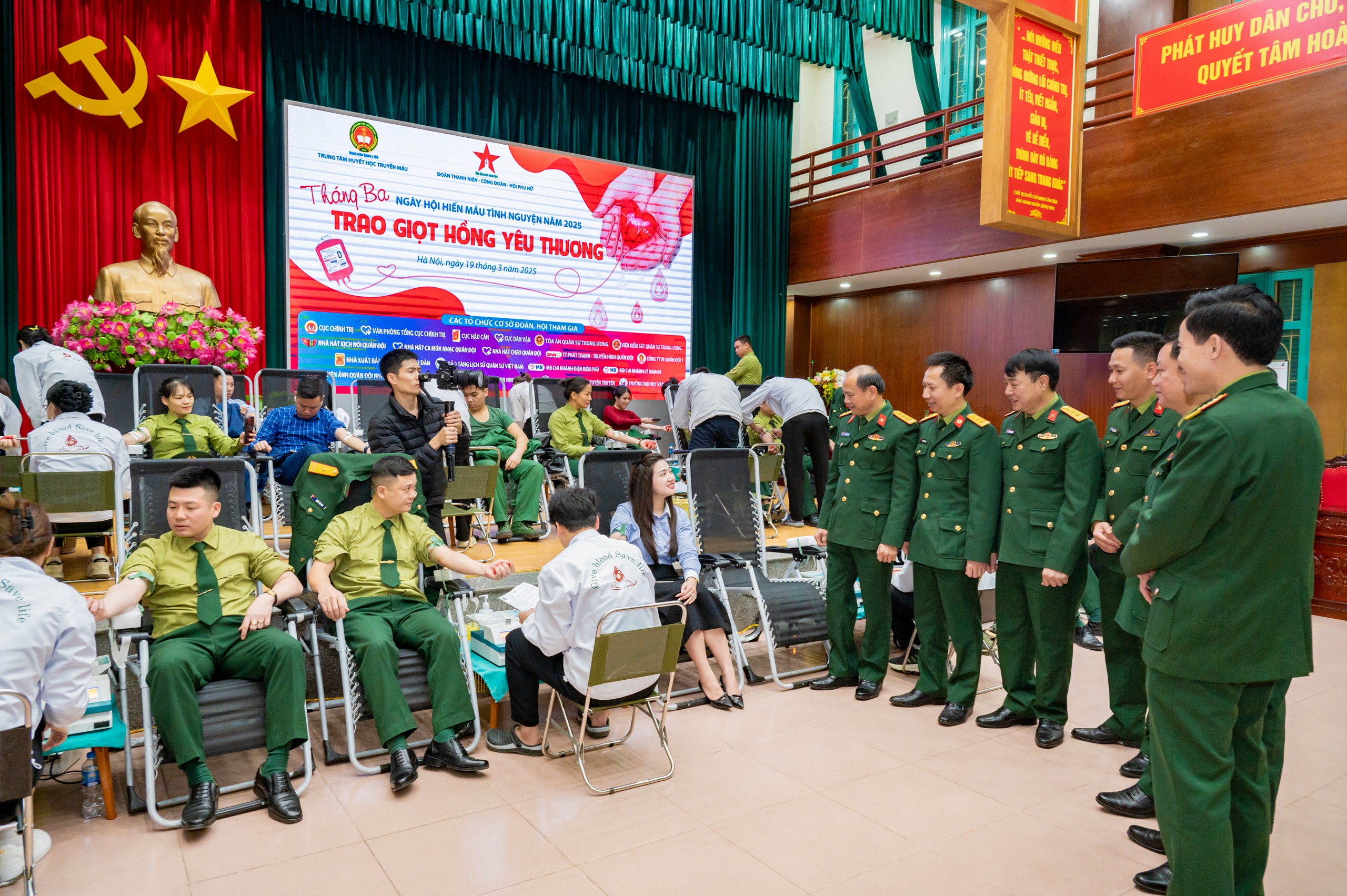 Lan tỏa tinh thần hiến máu cứu người tại ngày hội “Tháng Ba trao giọt hồng yêu thương” - Ảnh 3.