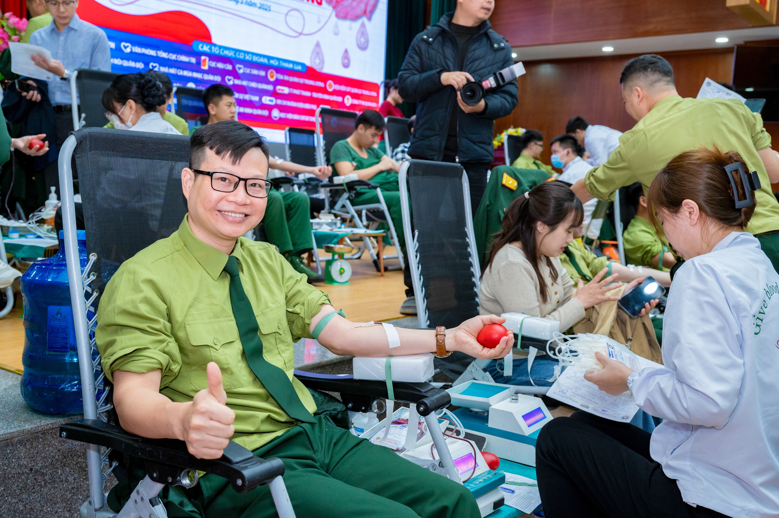 Lan tỏa tinh thần hiến máu cứu người tại ngày hội “Tháng Ba trao giọt hồng yêu thương” - Ảnh 6.