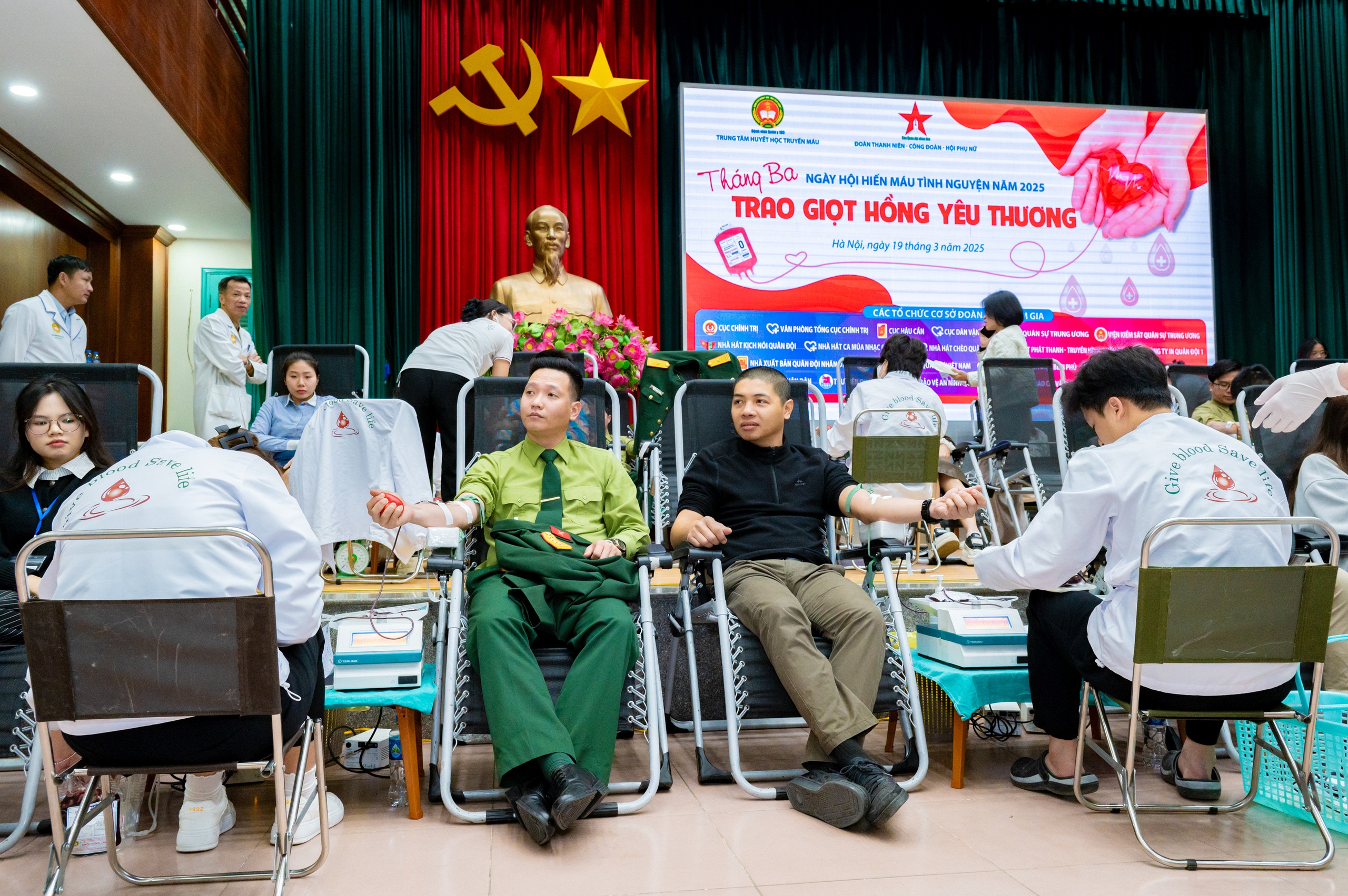 Lan tỏa tinh thần hiến máu cứu người tại ngày hội “Tháng Ba trao giọt hồng yêu thương” - Ảnh 9.