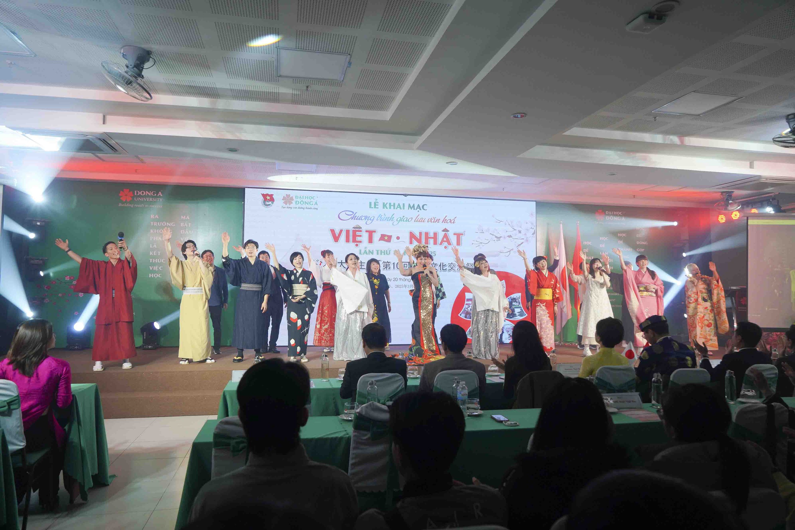 Hlavní události 10. vietnamsko-japonského kulturního výměnného programu - Foto 1. Đặc sắc chương trình giao lưu văn hoá Việt – Nhật lần thứ 10 - Ảnh 1.