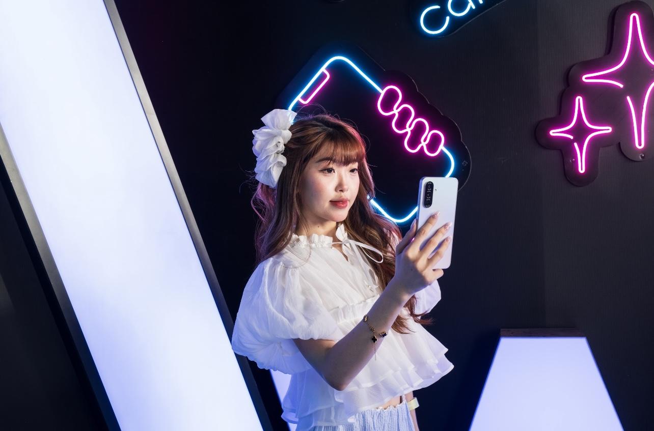 Fan HIEUTHUHAI “khoe nhẹ” khoảnh khắc selfie cực đẹp, bí quyết đu idol chính là Galaxy A56 5G! - Ảnh 3.