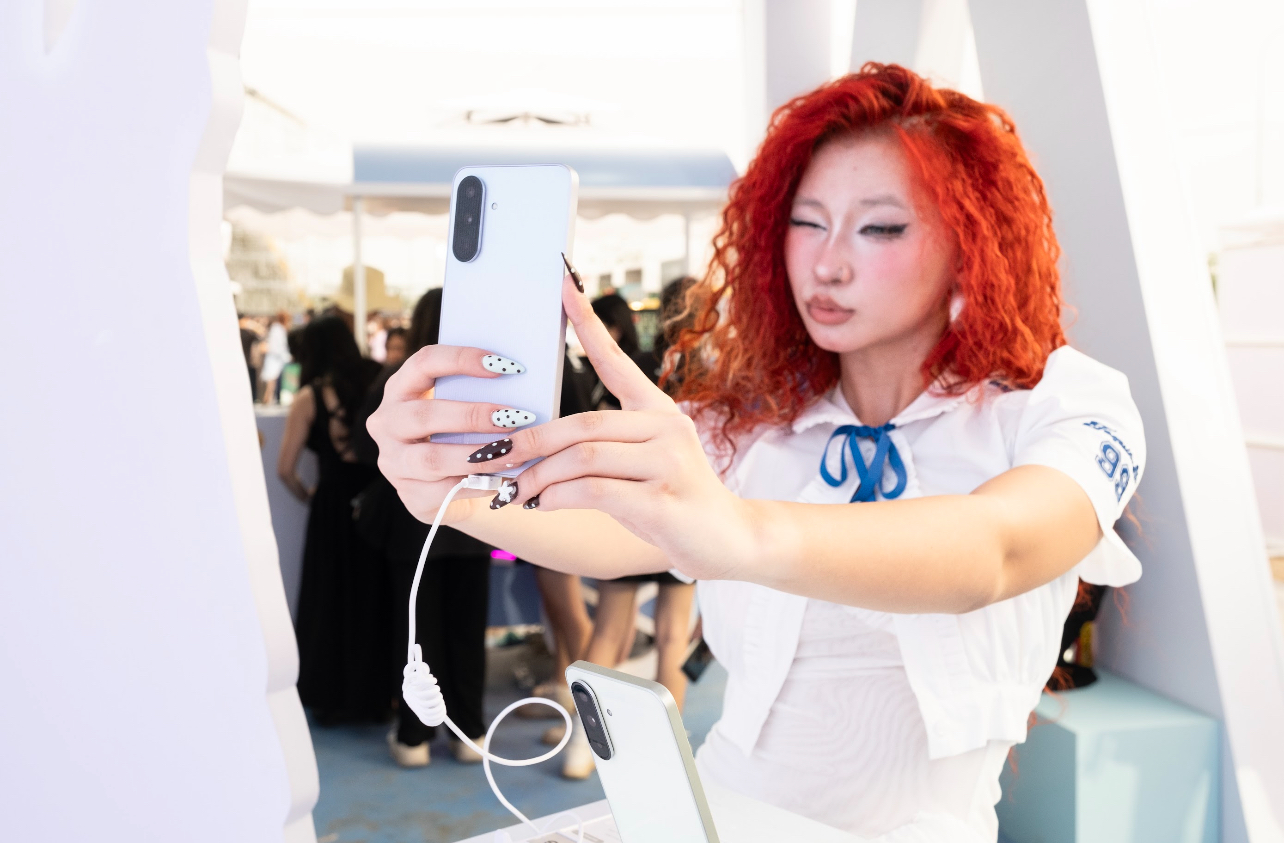 Fan HIEUTHUHAI “khoe nhẹ” khoảnh khắc selfie cực đẹp, bí quyết đu idol chính là Galaxy A56 5G! - Ảnh 6.