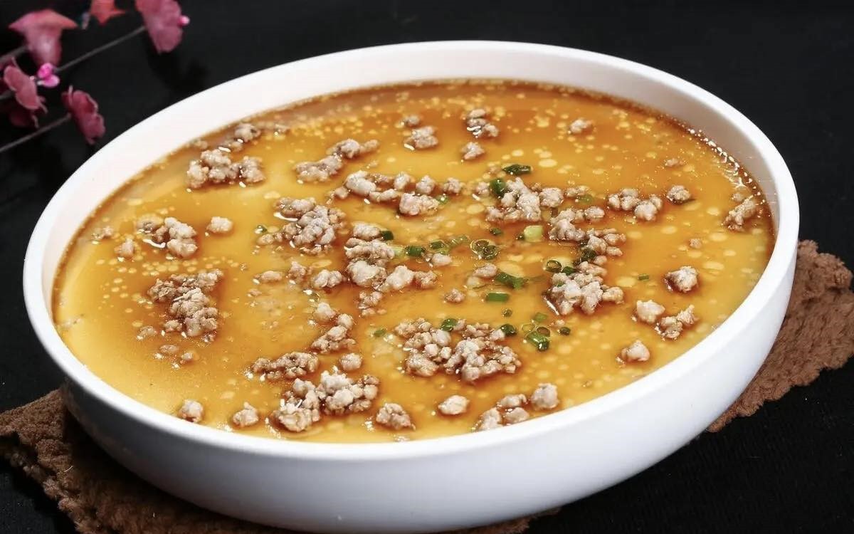 Để làm món trứng hấp ngon hơn nhà hàng ngoài tỷ lệ nước và trứng, còn một thao tác nhỏ nữa không thể bỏ qua