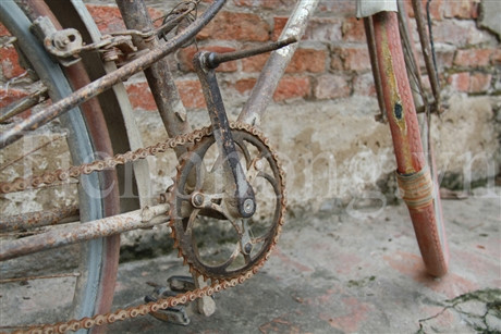 Bạn muốn tìm kiếm sự độc đáo và đẳng cấp với chiếc xe đạp cũ nát? Hãy xem hình ảnh này để khám phá những tinh hoa độc đáo của xe đạp cũ nhưng vẫn giữ được nét kiêu sa và đẳng cấp bất chấp thời gian.