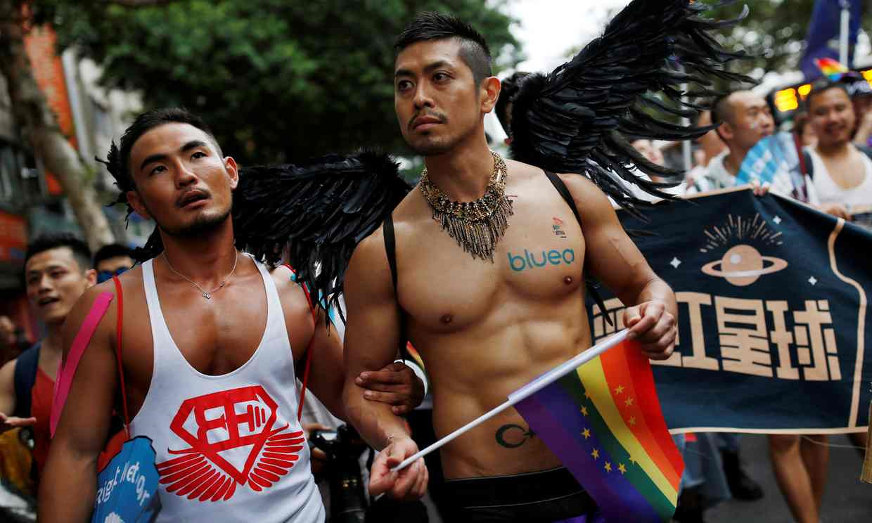 Trở thành một thiên đường tình yêu đồng tính với cờ ngũ sắc LGBT và cùng chúng tôi bước vào một thế giới mới, rộng mở, không giới hạn. Sản phẩm của chúng tôi mang ý nghĩa và giá trị cho cộng đồng LGBT - sự đồng hành, ủng hộ và khích lệ.