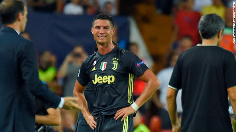 Ronaldo bị rượt thẻ đỏ và bật khóc trên sân cỏ. Đây là khoảnh khắc đầy cảm xúc đang chờ bạn khám phá. Đừng bỏ lỡ bức ảnh ấn tượng này!