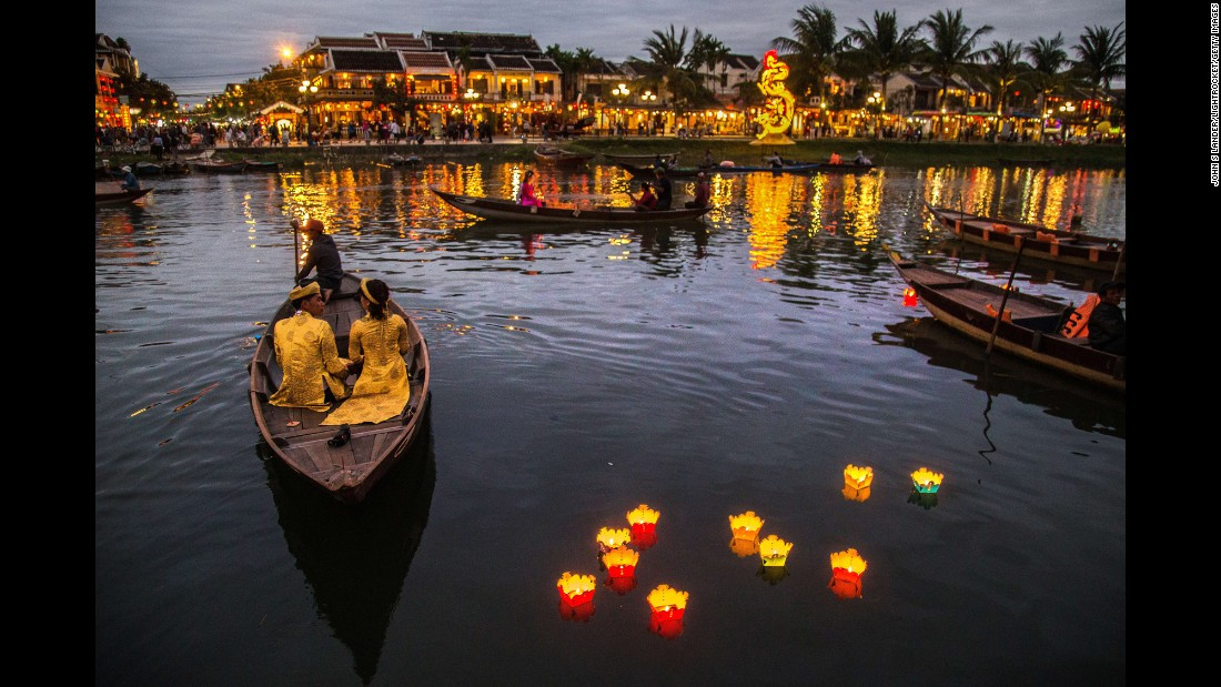 Đến với chúng tôi, bạn sẽ được trải nghiệm những địa điểm đẹp nhất của du lịch Việt Nam. Những bức ảnh sẽ cho bạn thấy sự phong phú và độc đáo của nền văn hóa Việt Nam, từ những ngôi đền cổ kính, những vùng nông thôn yên bình đến những bãi biển tuyệt đẹp.
