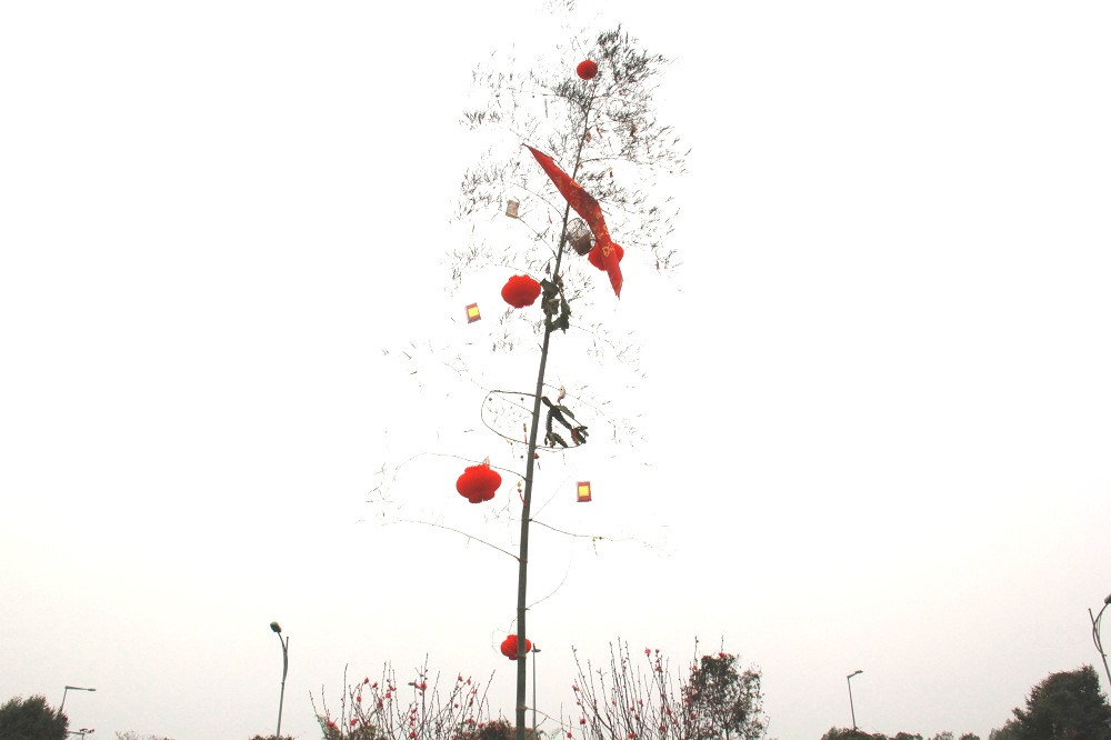 Dựng cây Nêu ngày Tết tại Làng Văn hóa – Du lịch các dân tộc Việt Nam