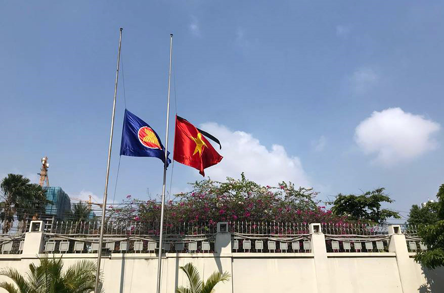 Nghi thức treo cờ rủ Việt Nam năm 2024
Quý vị sắp được xem trực tiếp các nghi thức treo cờ rủ Việt Nam trong sự kiện lớn vào năm