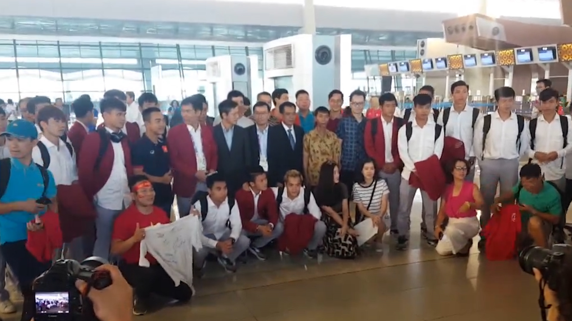 Cầu thủ Olympic Việt Nam bị fan vây kín ở sân bay