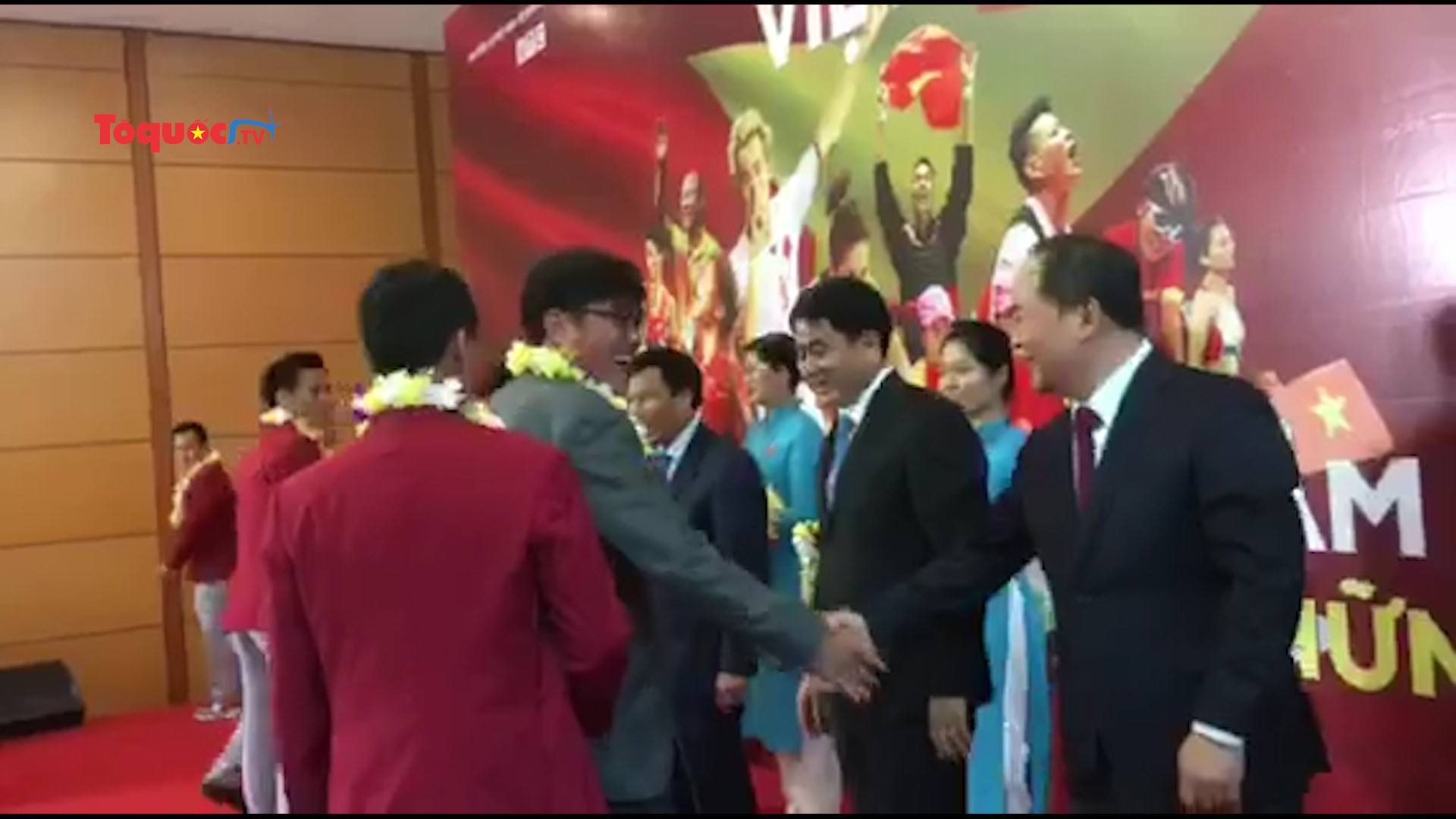 Bộ trưởng Nguyễn Ngọc Thiện tặng hoa chúc mừng các cầu thủ Olympic Việt Nam
