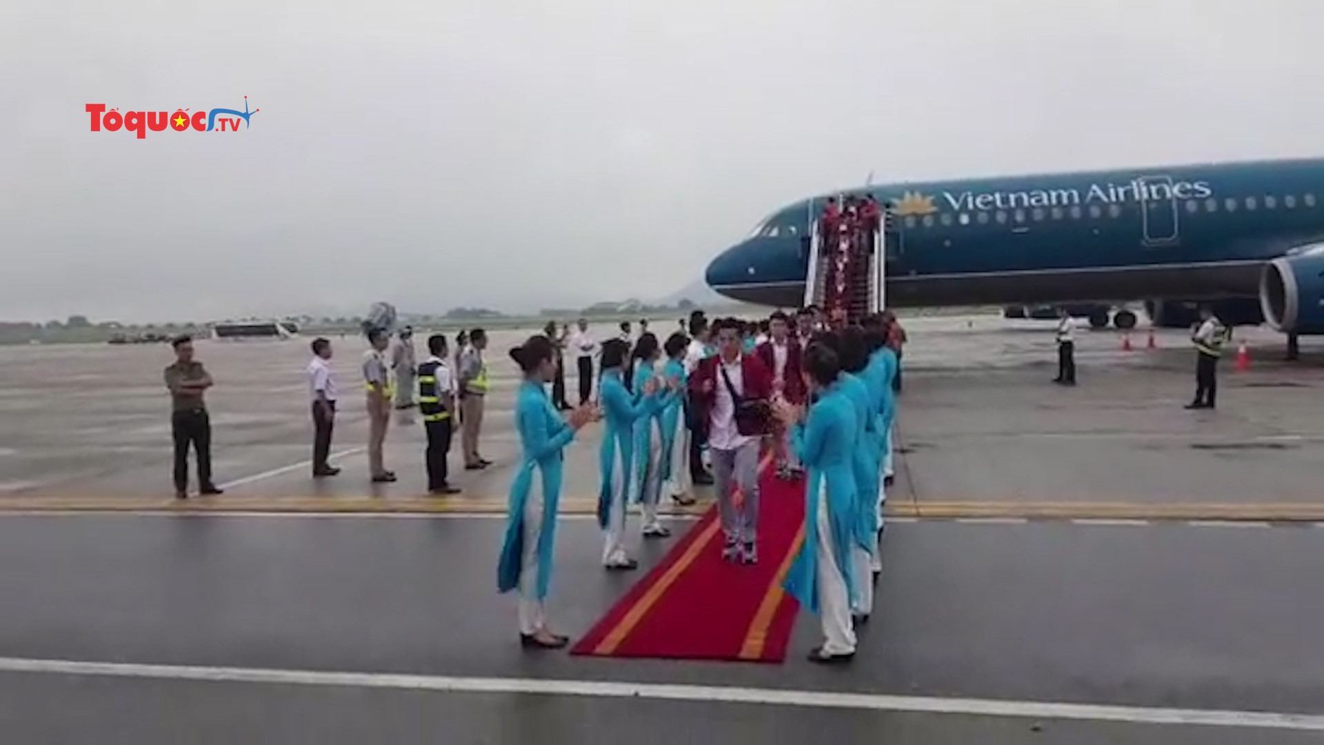 Clip: Đội tuyển Olympic Việt Nam đã trở về Tổ quốc